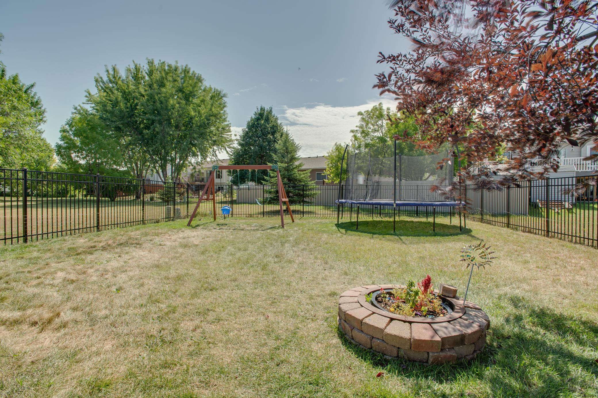 2000 twin home for sale at 1427 Suntree Drive in West Fargo, ND — 3 bed, 2 bath (photo 38 of 39)