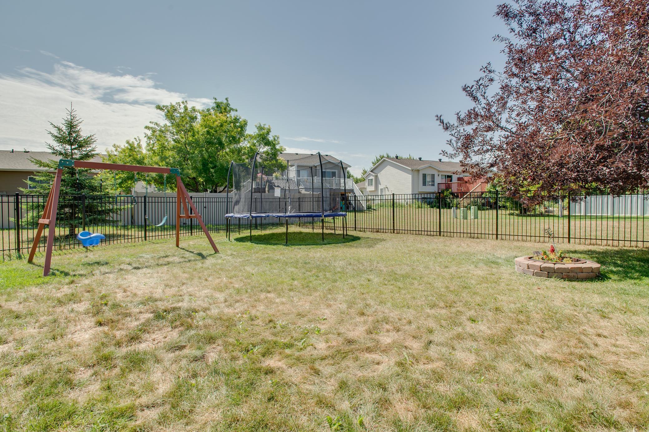 2000 twin home for sale at 1427 Suntree Drive in West Fargo, ND — 3 bed, 2 bath (photo 39 of 39)