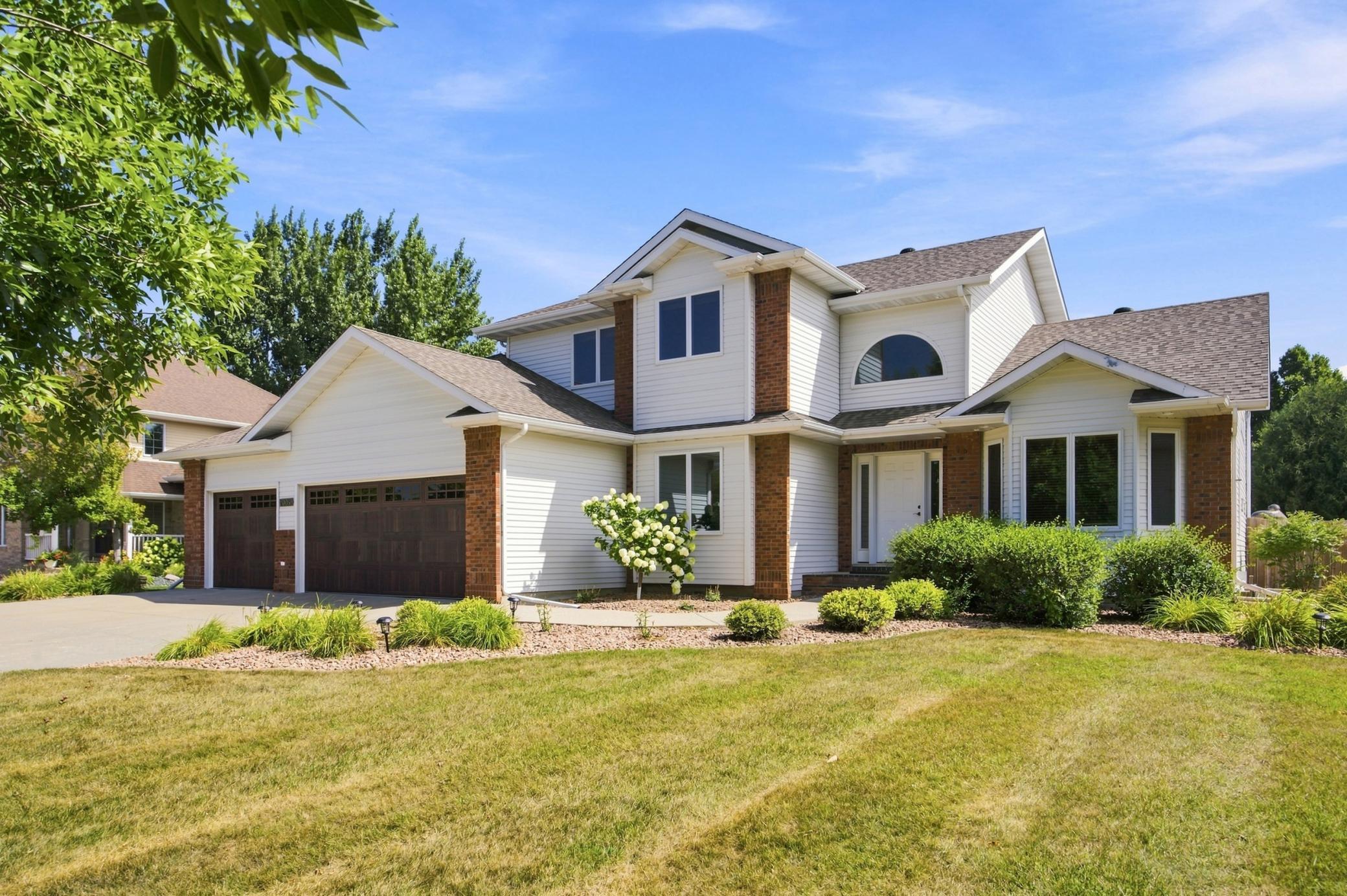 1995 single family home for sale at 1906 E Rose Creek Parkway S in Fargo, ND — 5 bed, 4 bath (photo 2 of 56)