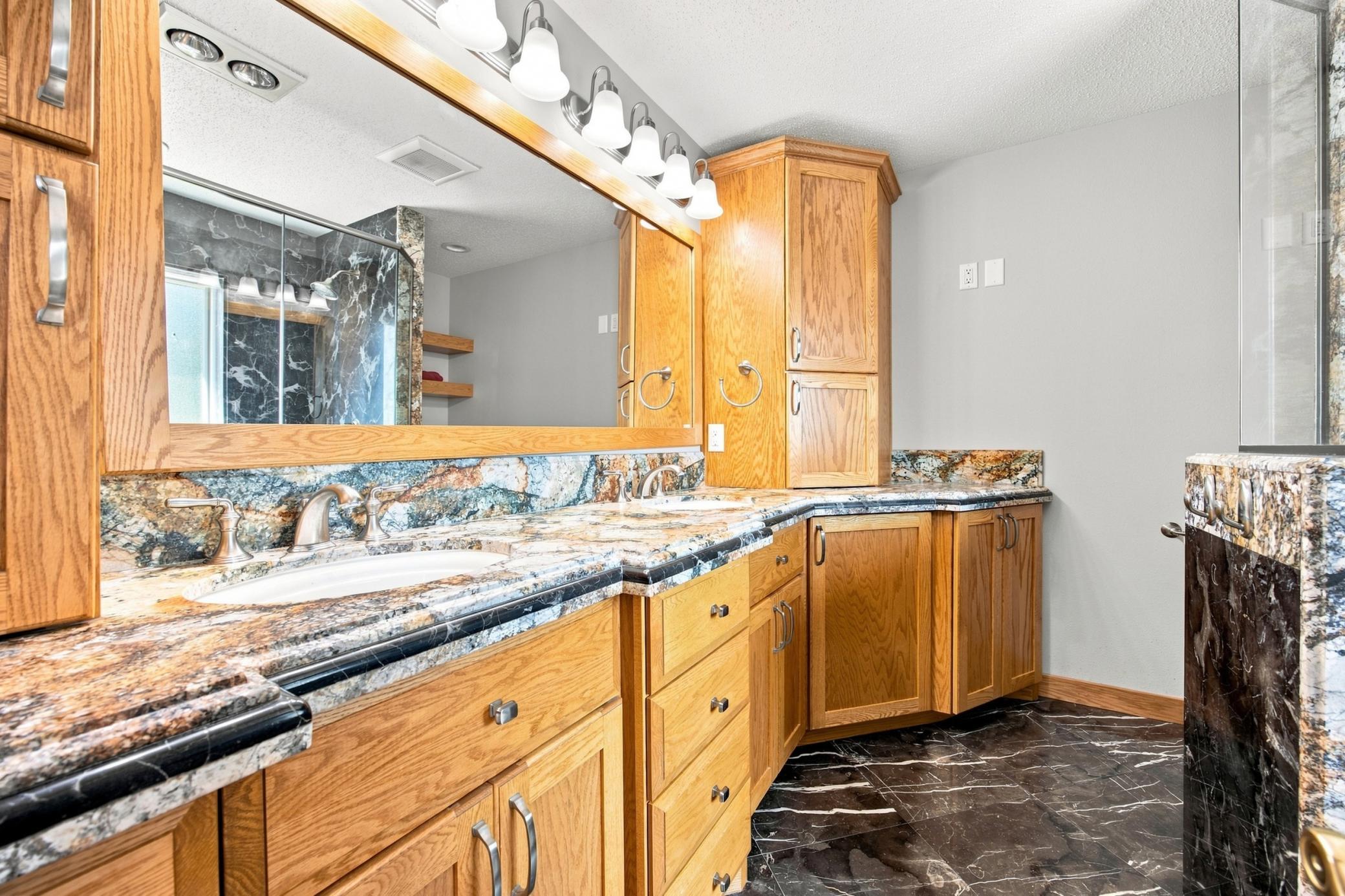 1995 single family home for sale at 1906 E Rose Creek Parkway S in Fargo, ND — 5 bed, 4 bath (photo 20 of 56)