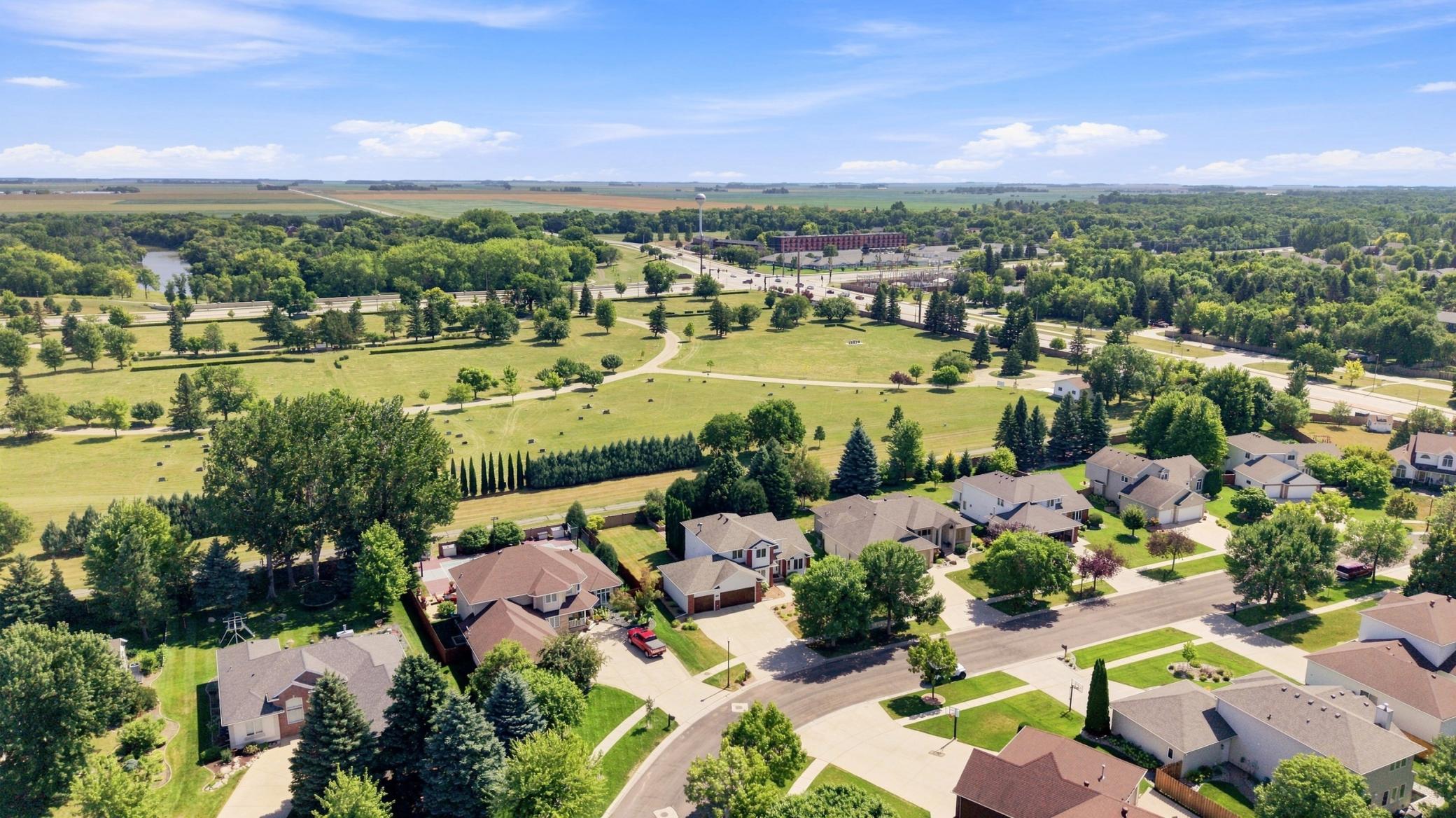 1995 single family home for sale at 1906 E Rose Creek Parkway S in Fargo, ND — 5 bed, 4 bath (photo 54 of 56)