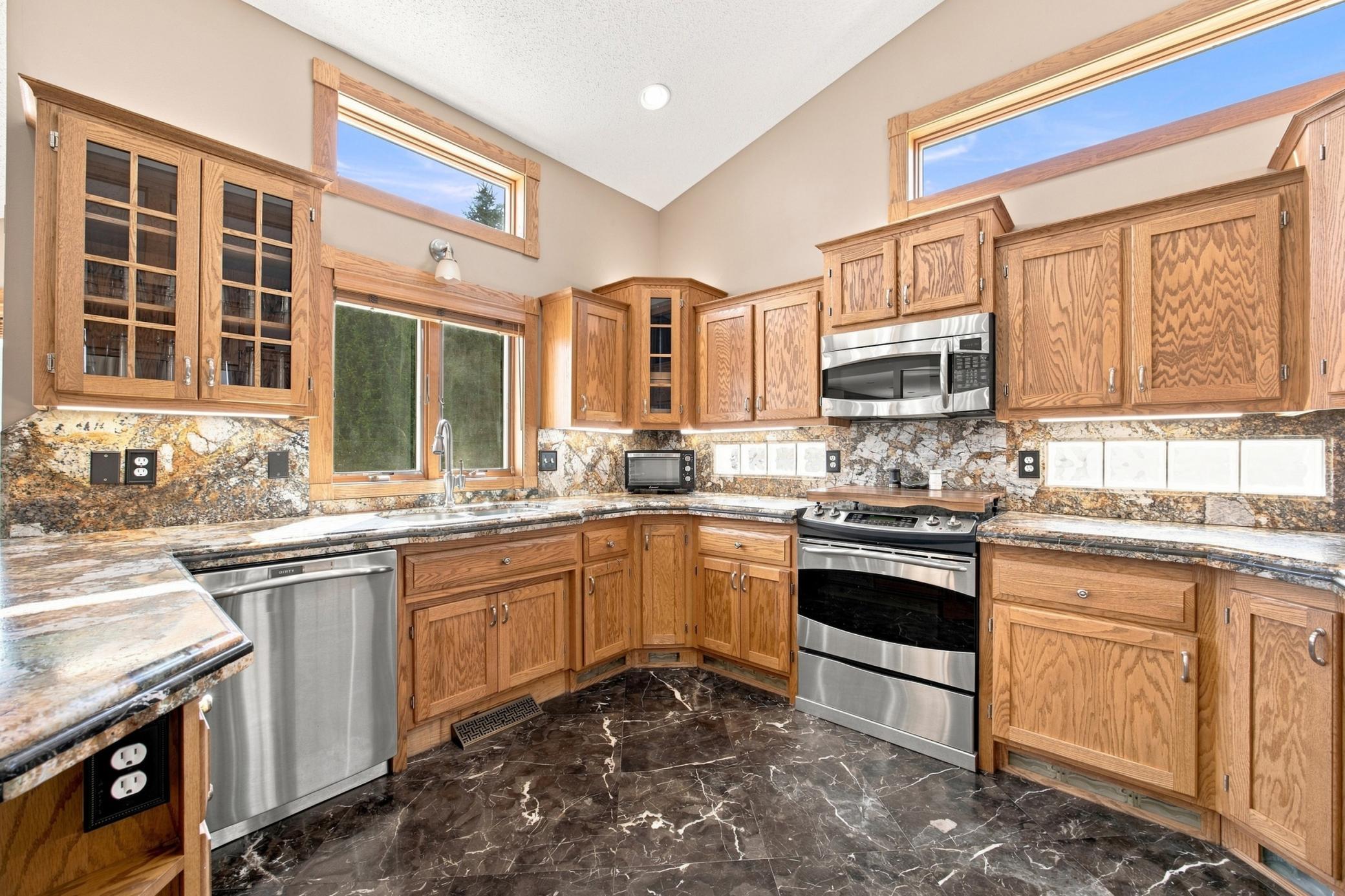 1995 single family home for sale at 1906 E Rose Creek Parkway S in Fargo, ND — 5 bed, 4 bath (photo 7 of 56)