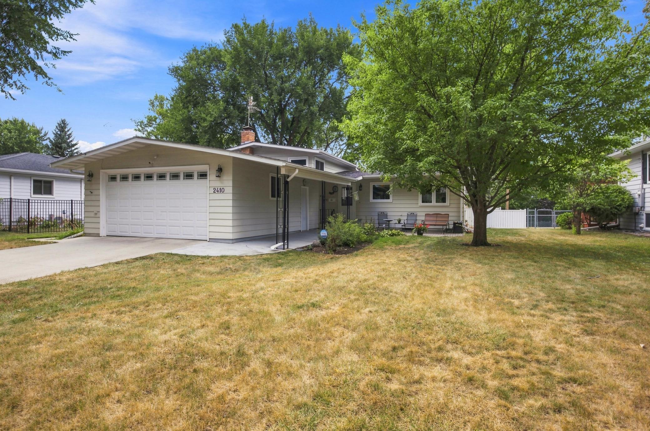 1965 single family home for sale at 2410 Evergreen Road N in Fargo, ND — 4 bed, 2 bath (photo 2 of 38)