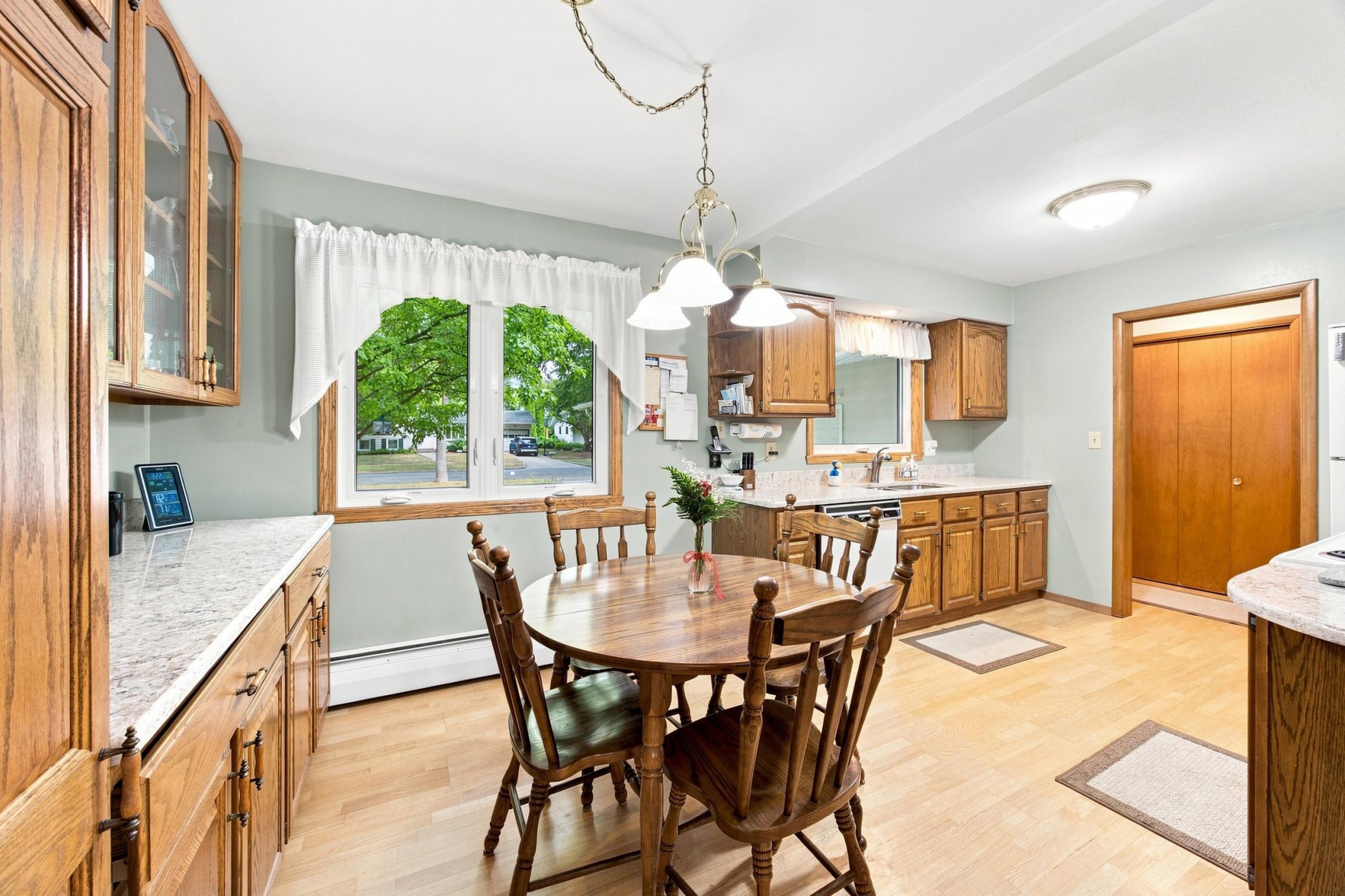 1965 single family home for sale at 2410 Evergreen Road N in Fargo, ND — 4 bed, 2 bath (photo 12 of 38)