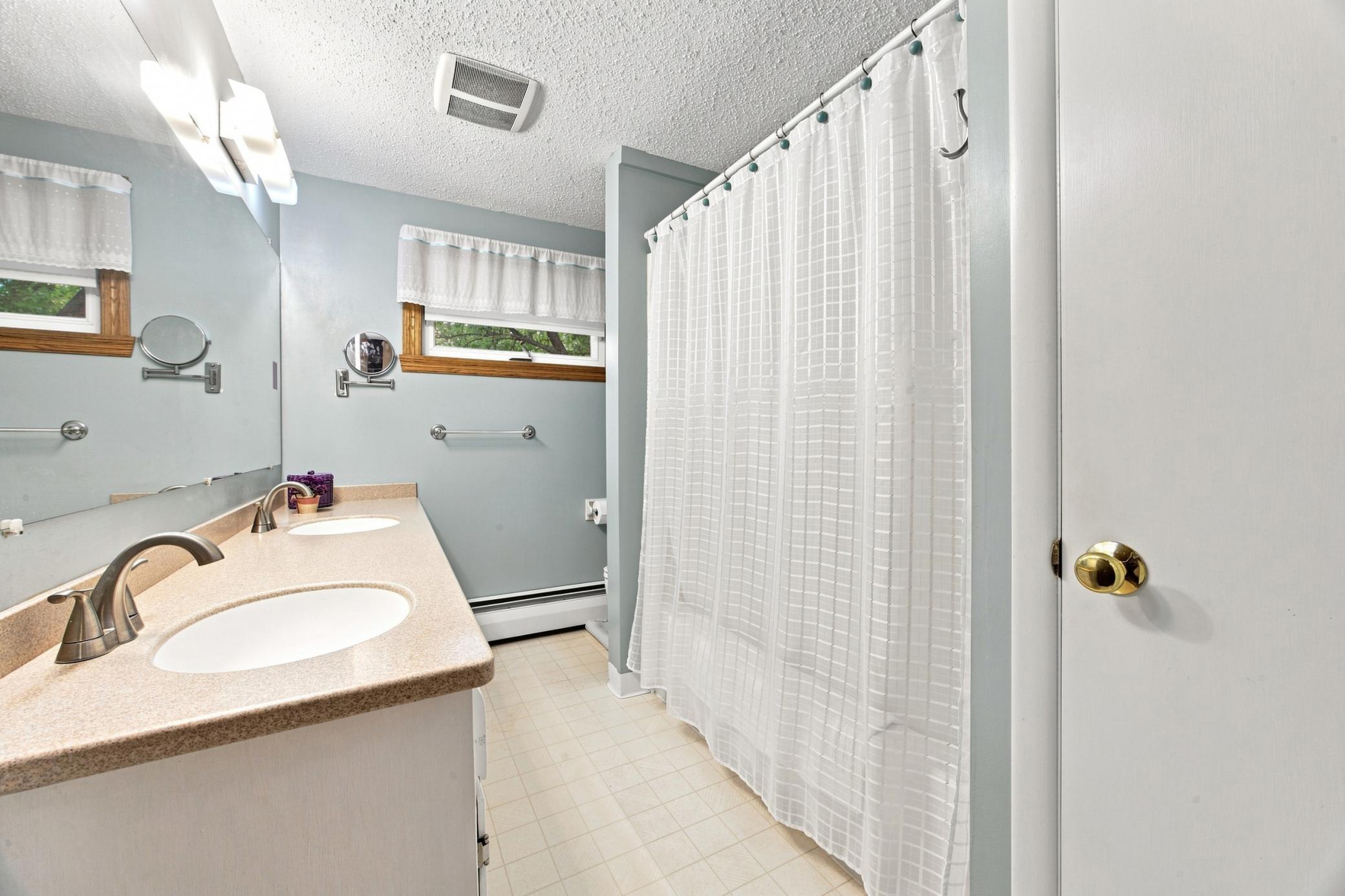1965 single family home for sale at 2410 Evergreen Road N in Fargo, ND — 4 bed, 2 bath (photo 19 of 38)