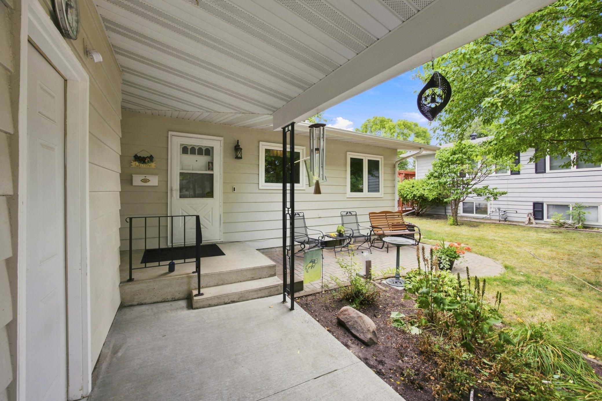 1965 single family home for sale at 2410 Evergreen Road N in Fargo, ND — 4 bed, 2 bath (photo 3 of 38)