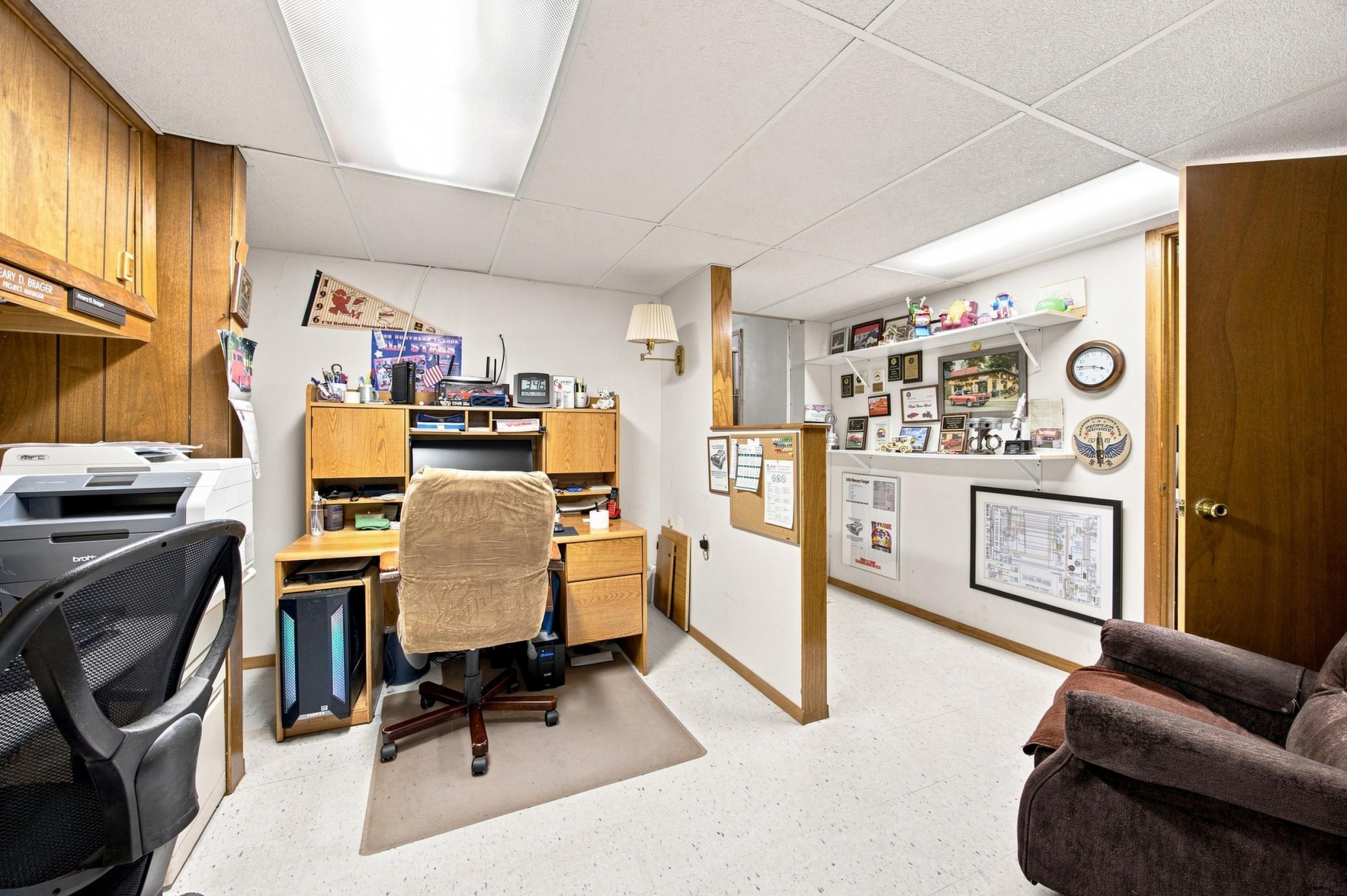 1965 single family home for sale at 2410 Evergreen Road N in Fargo, ND — 4 bed, 2 bath (photo 25 of 38)