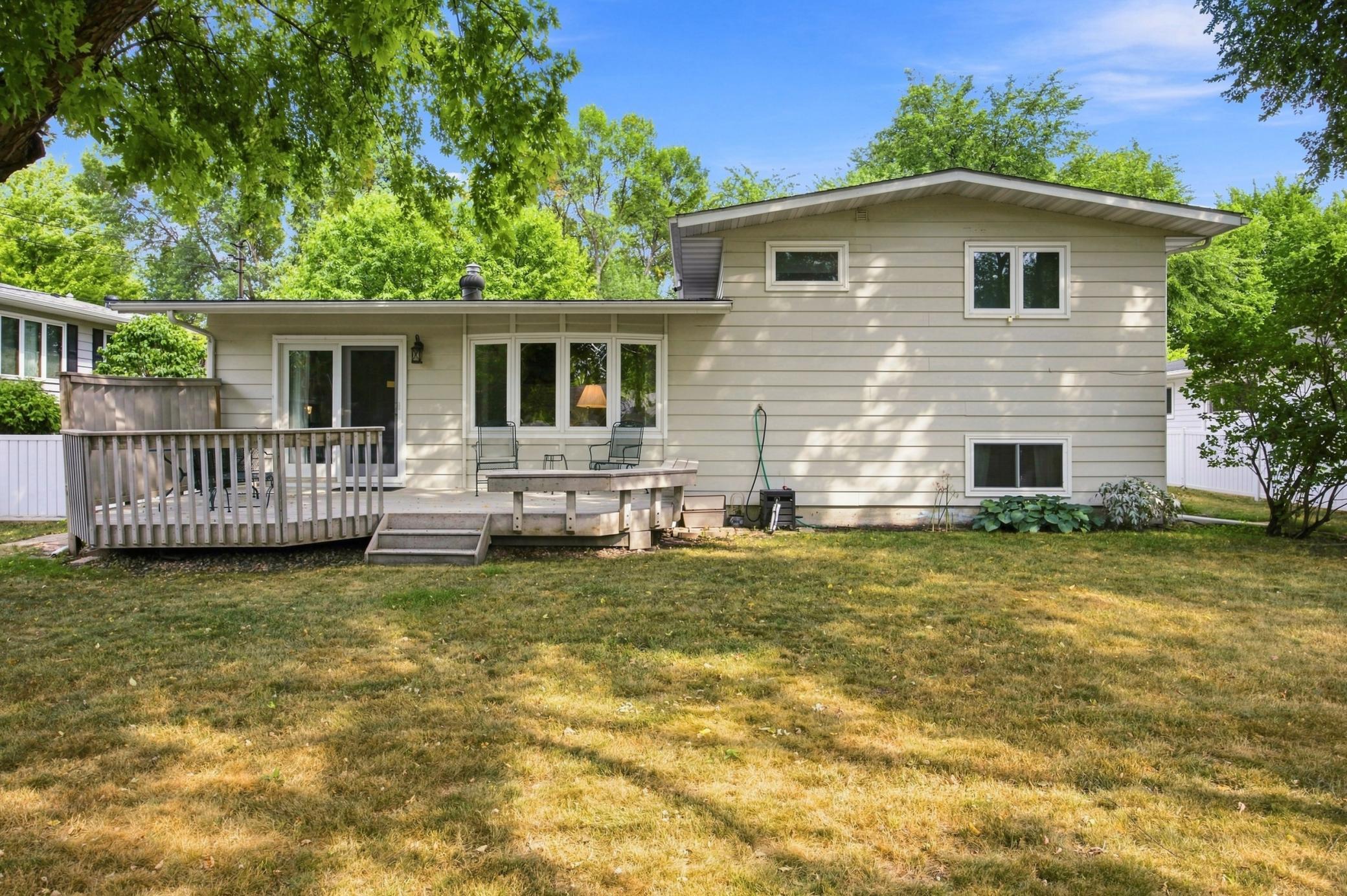 1965 single family home for sale at 2410 Evergreen Road N in Fargo, ND — 4 bed, 2 bath (photo 27 of 38)