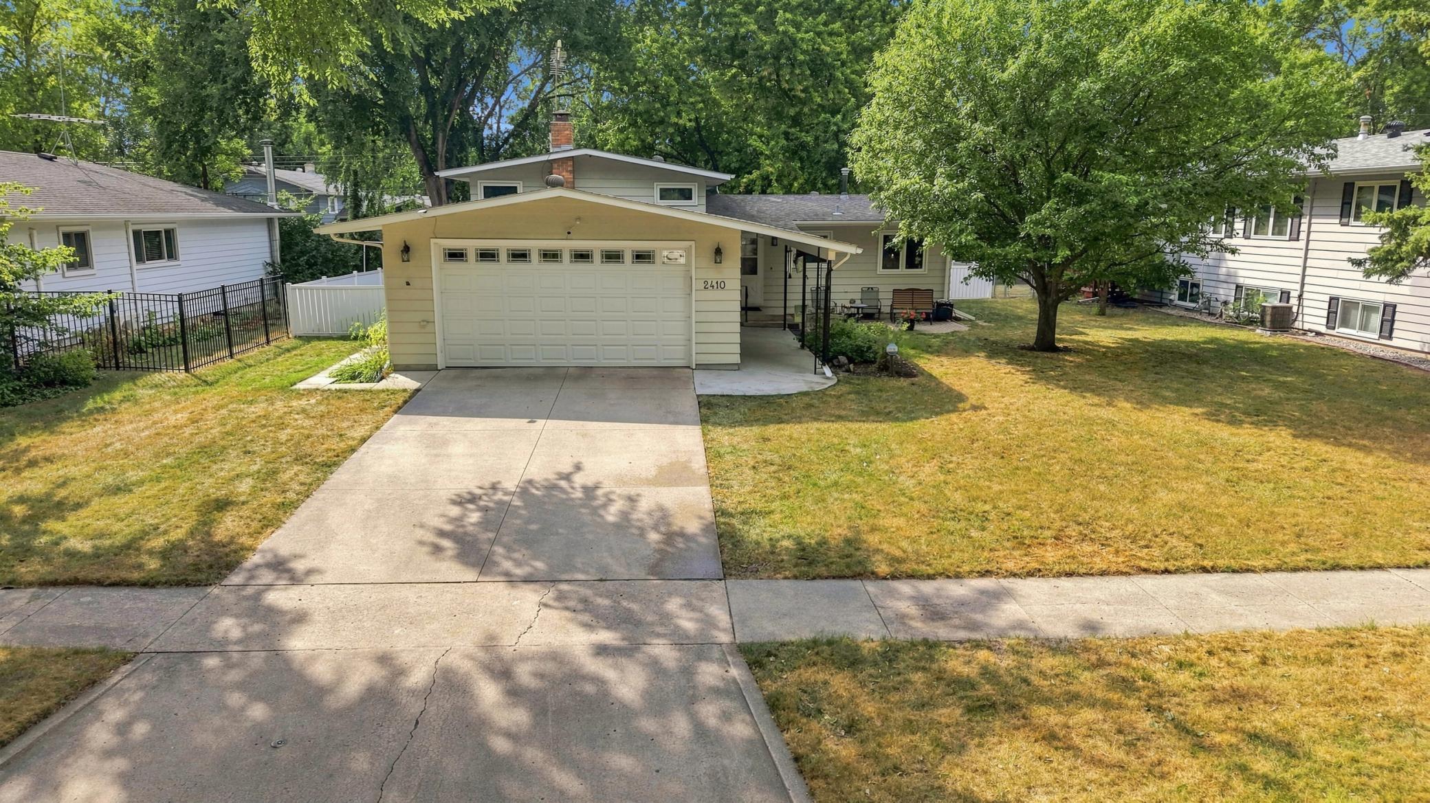 1965 single family home for sale at 2410 Evergreen Road N in Fargo, ND — 4 bed, 2 bath (photo 29 of 38)