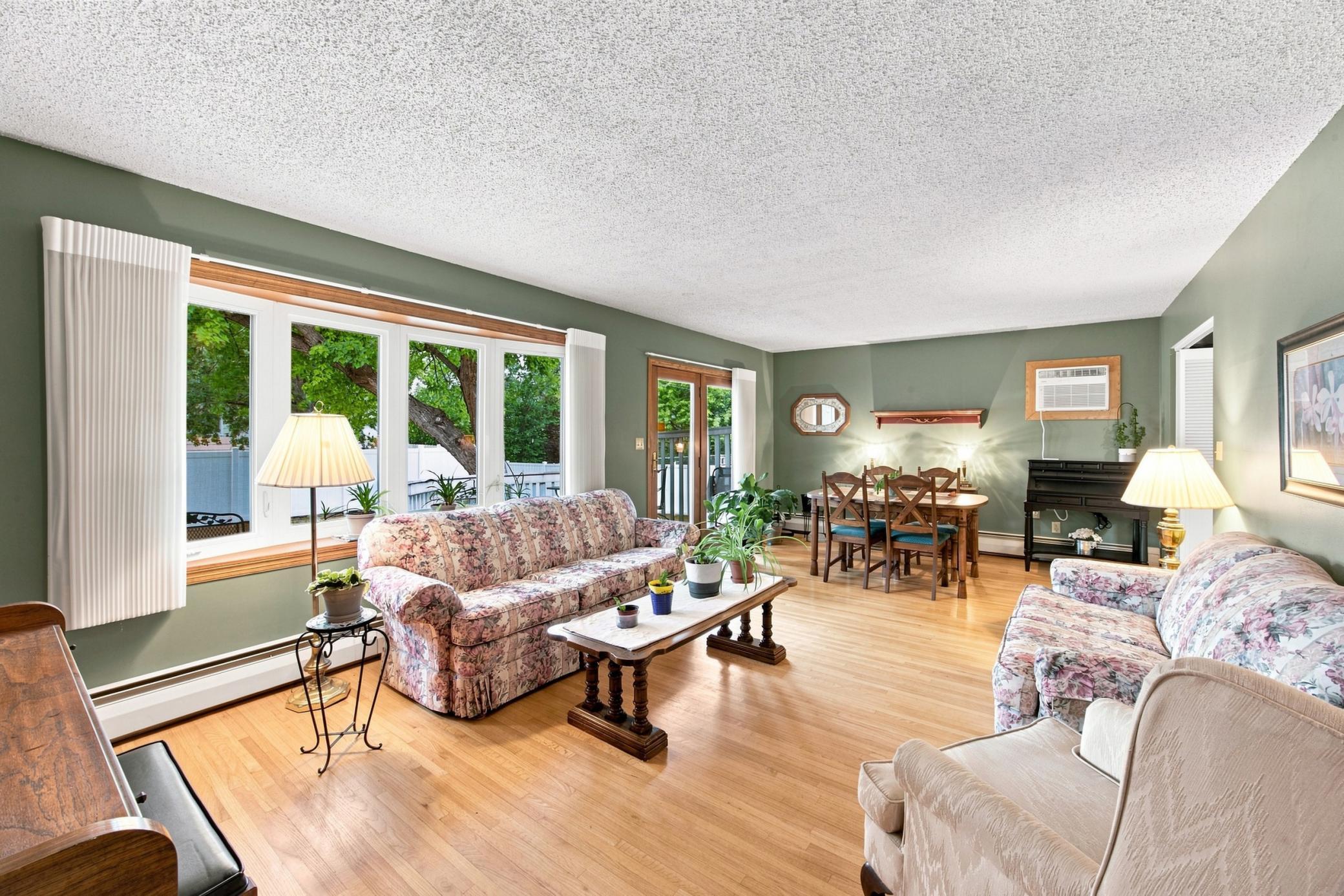 1965 single family home for sale at 2410 Evergreen Road N in Fargo, ND — 4 bed, 2 bath (photo 5 of 38)
