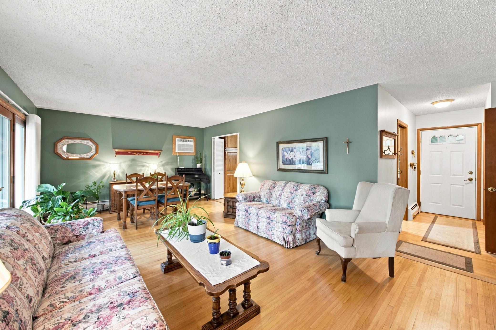 1965 single family home for sale at 2410 Evergreen Road N in Fargo, ND — 4 bed, 2 bath (photo 6 of 38)