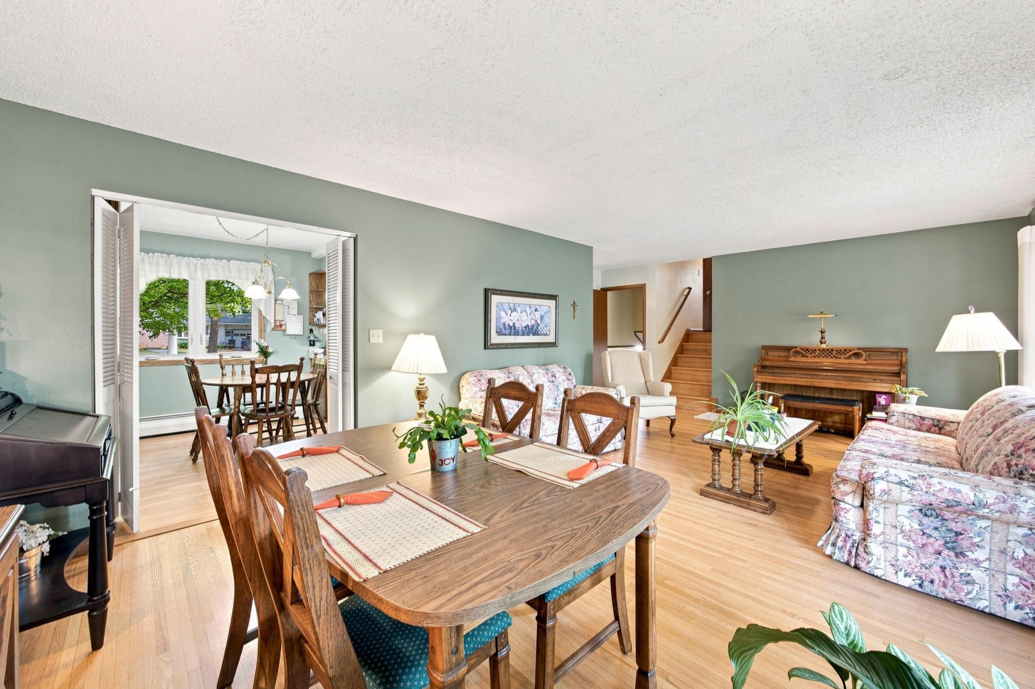 1965 single family home for sale at 2410 Evergreen Road N in Fargo, ND — 4 bed, 2 bath (photo 7 of 38)