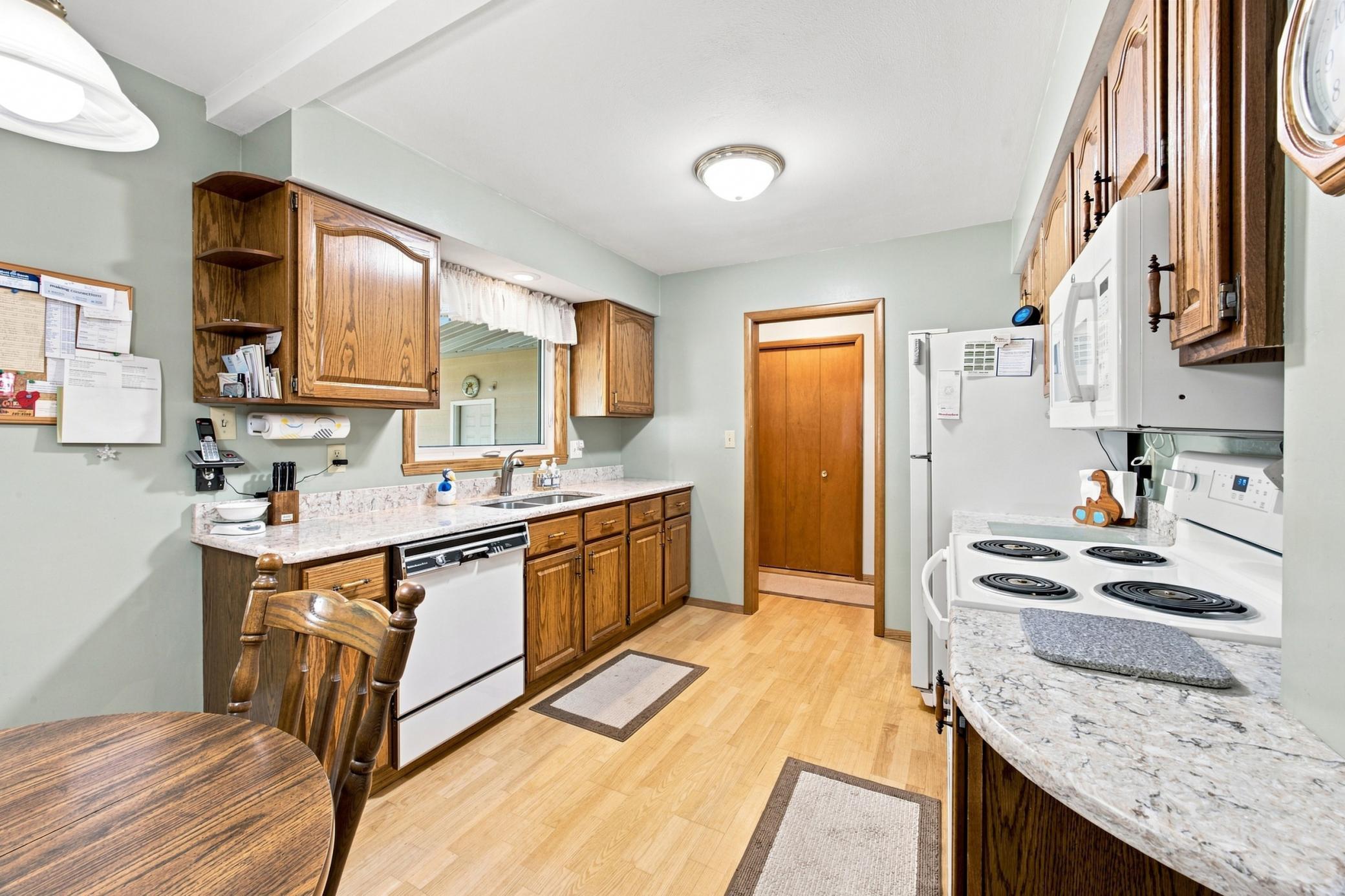 1965 single family home for sale at 2410 Evergreen Road N in Fargo, ND — 4 bed, 2 bath (photo 8 of 38)