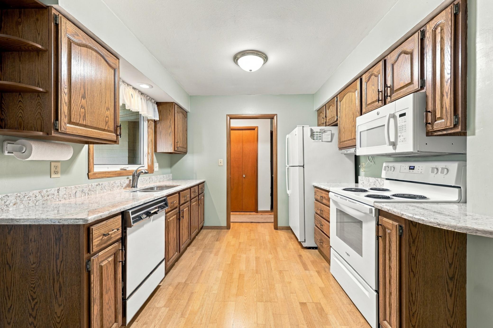1965 single family home for sale at 2410 Evergreen Road N in Fargo, ND — 4 bed, 2 bath (photo 11 of 41)