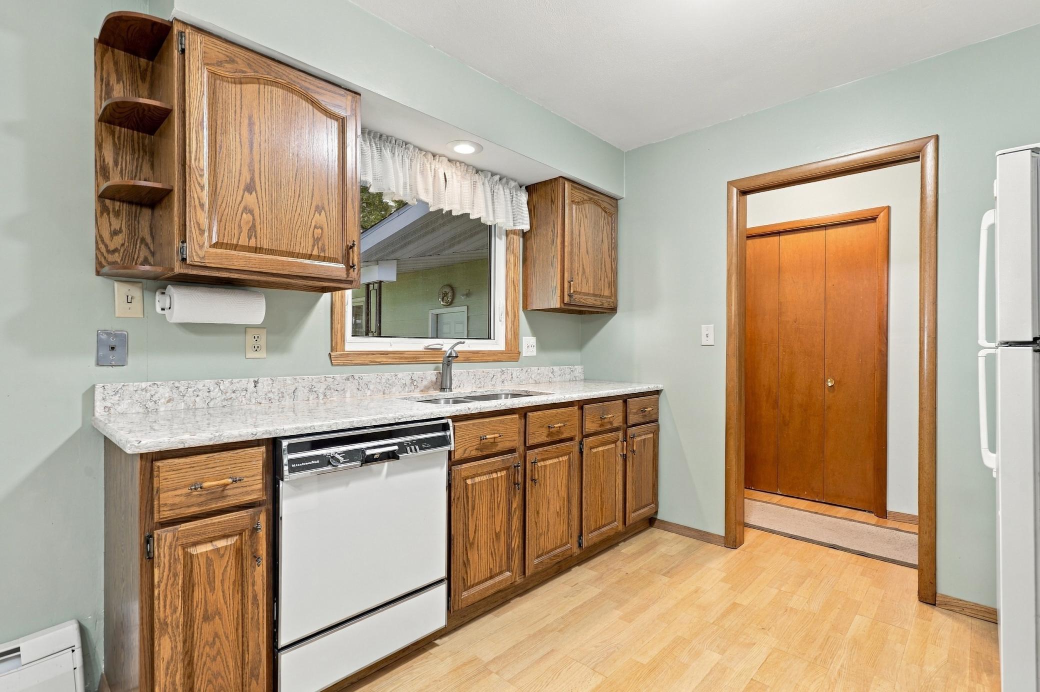 1965 single family home for sale at 2410 Evergreen Road N in Fargo, ND — 4 bed, 2 bath (photo 12 of 41)