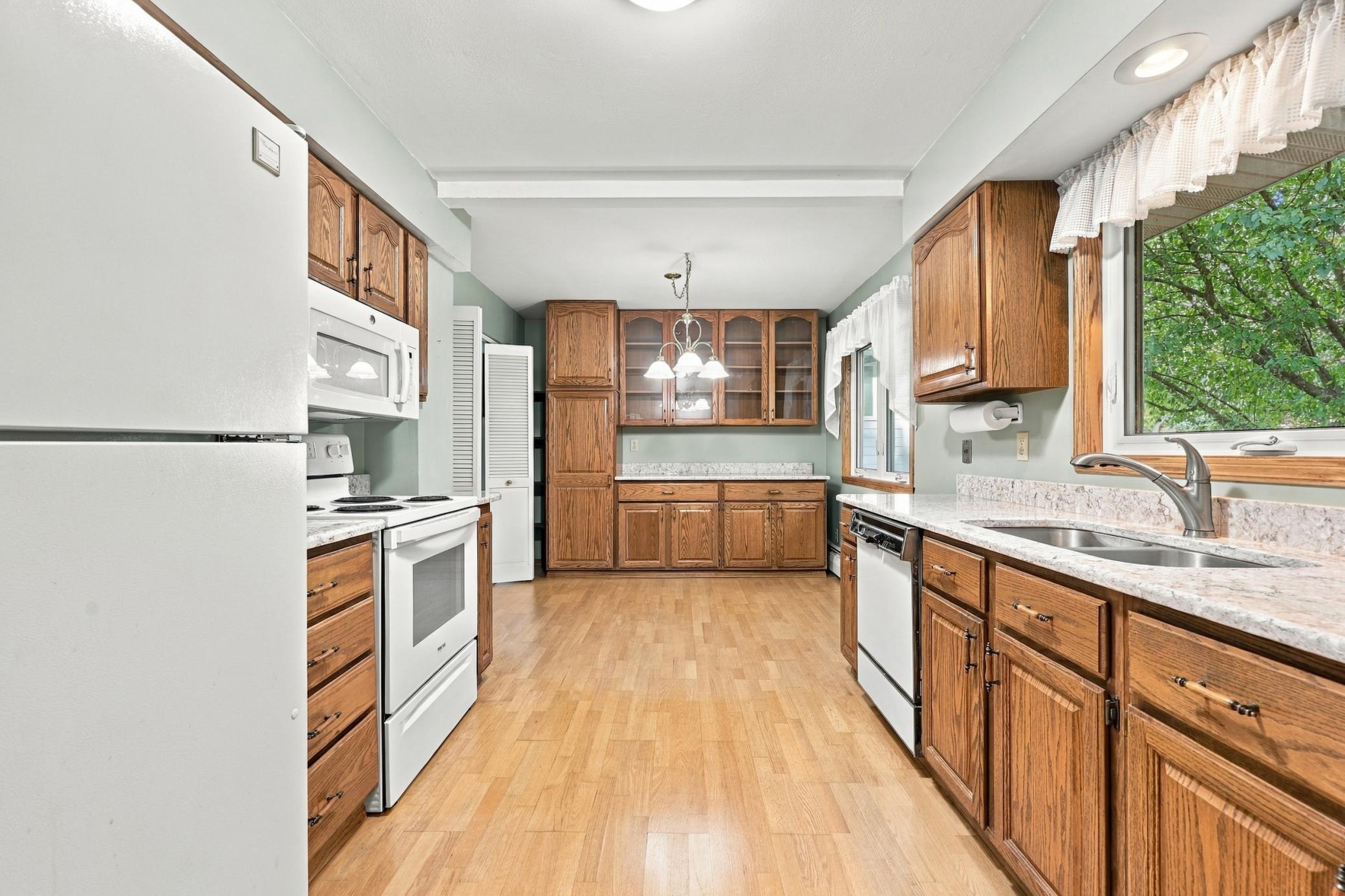 1965 single family home for sale at 2410 Evergreen Road N in Fargo, ND — 4 bed, 2 bath (photo 14 of 41)