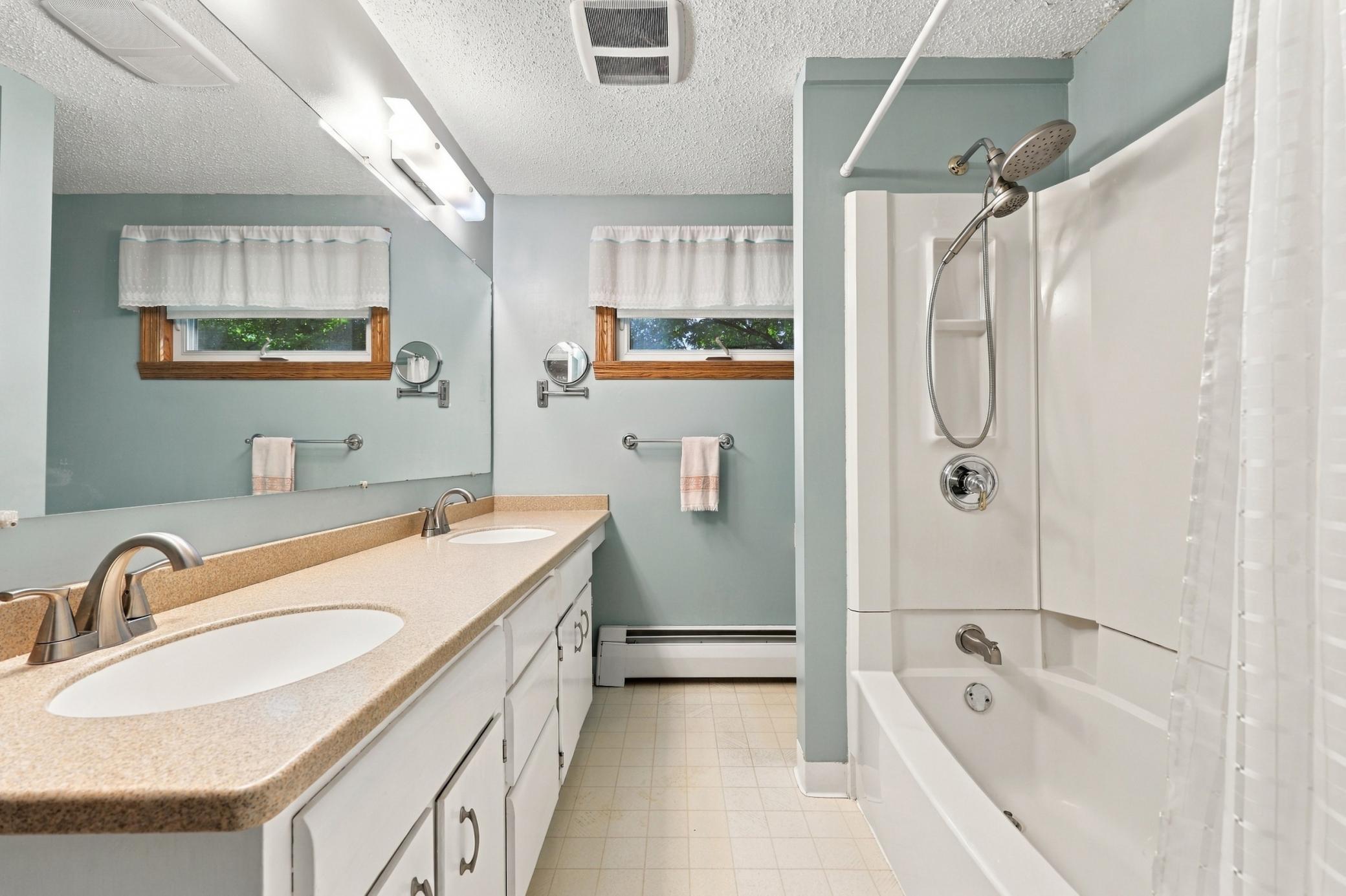 1965 single family home for sale at 2410 Evergreen Road N in Fargo, ND — 4 bed, 2 bath (photo 22 of 41)