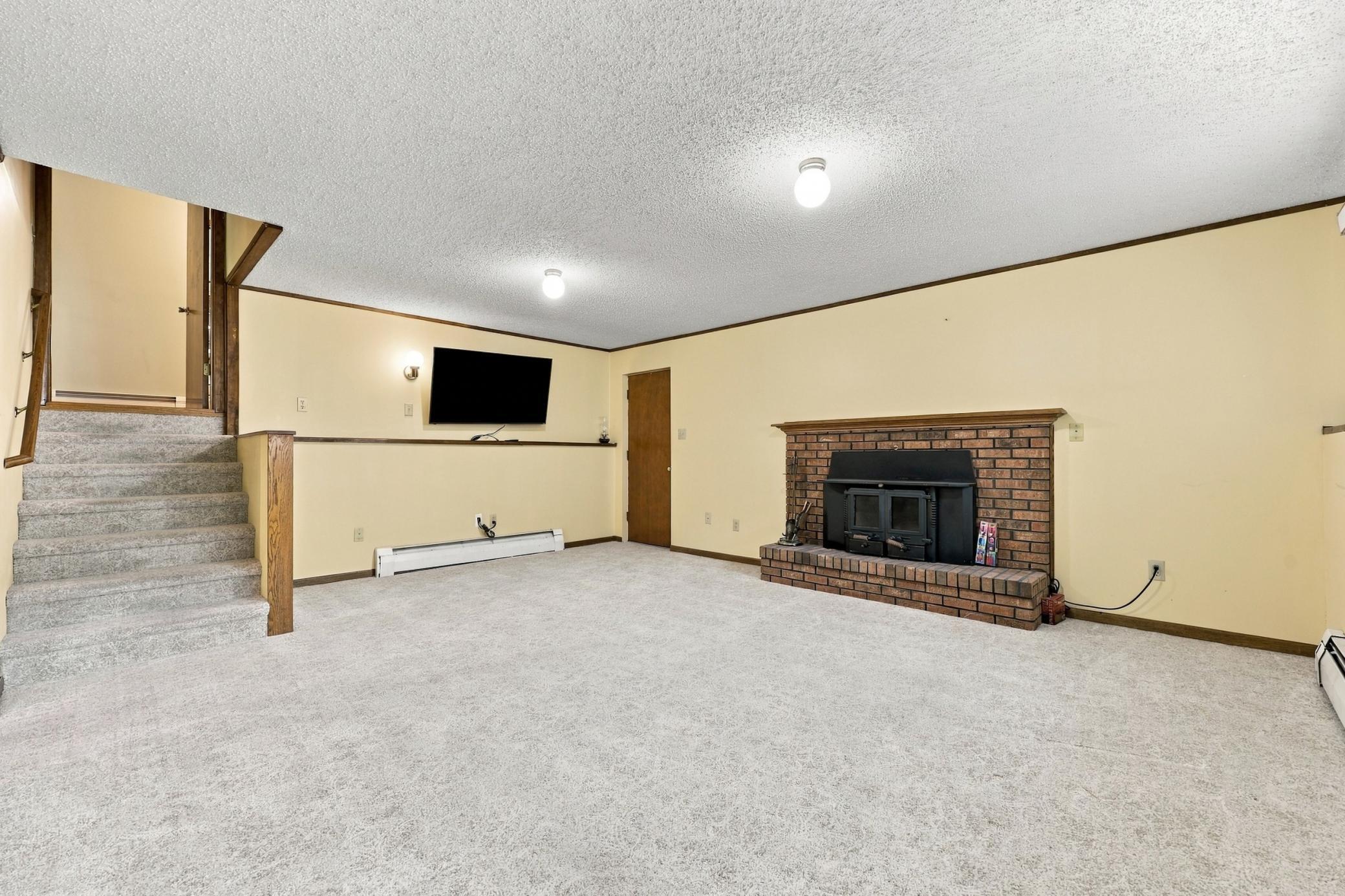 1965 single family home for sale at 2410 Evergreen Road N in Fargo, ND — 4 bed, 2 bath (photo 25 of 41)