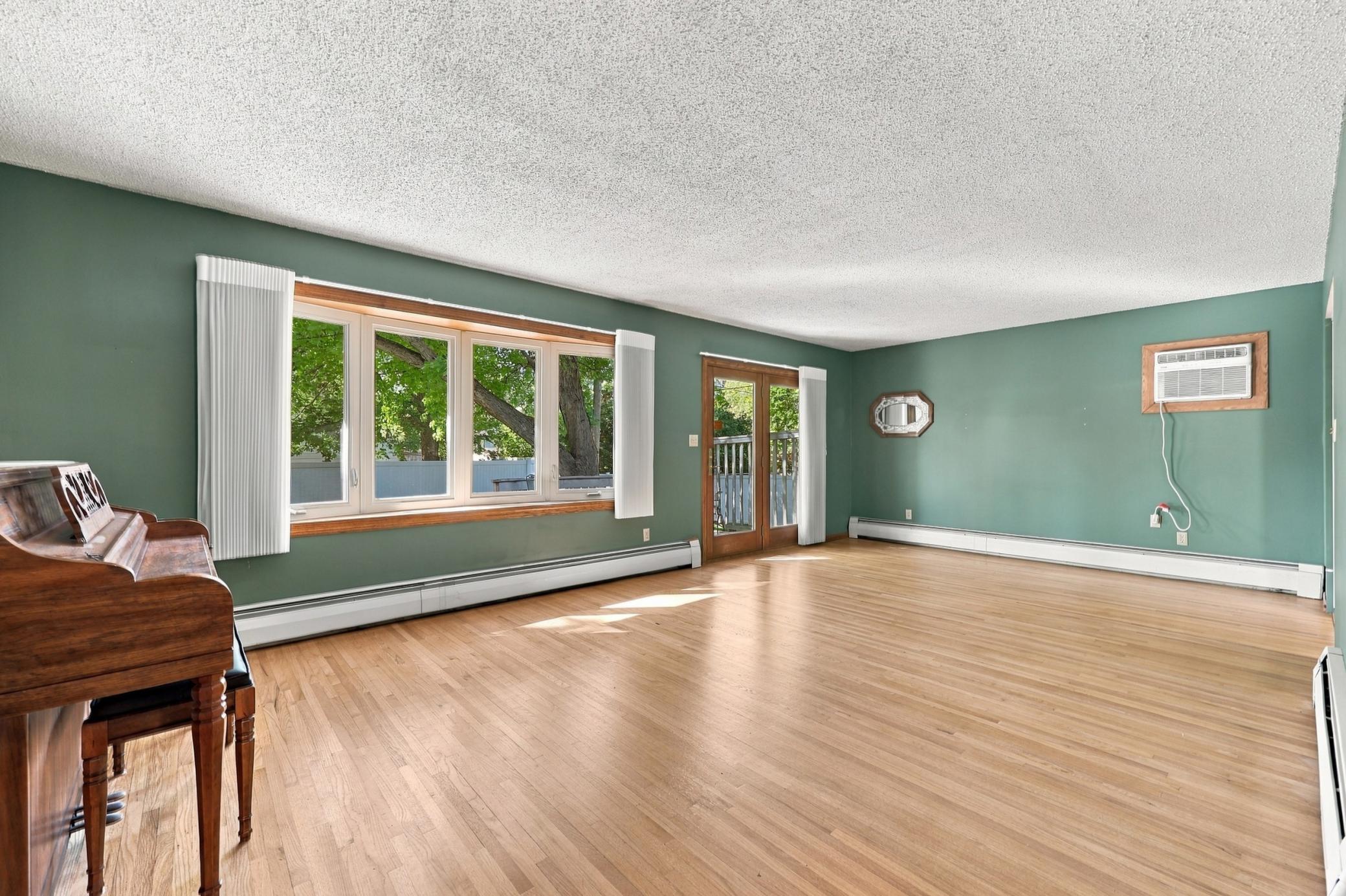 1965 single family home for sale at 2410 Evergreen Road N in Fargo, ND — 4 bed, 2 bath (photo 6 of 41)