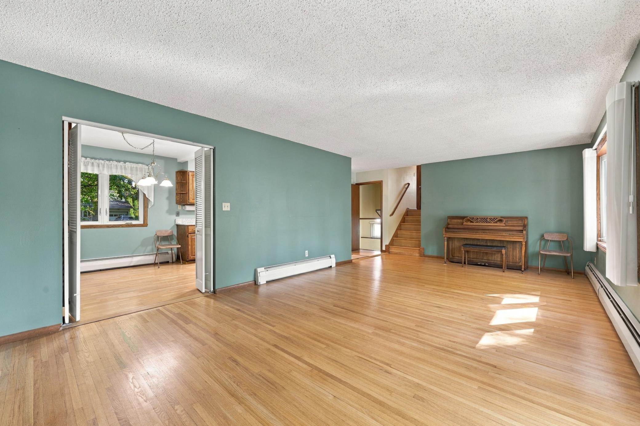 1965 single family home for sale at 2410 Evergreen Road N in Fargo, ND — 4 bed, 2 bath (photo 8 of 41)