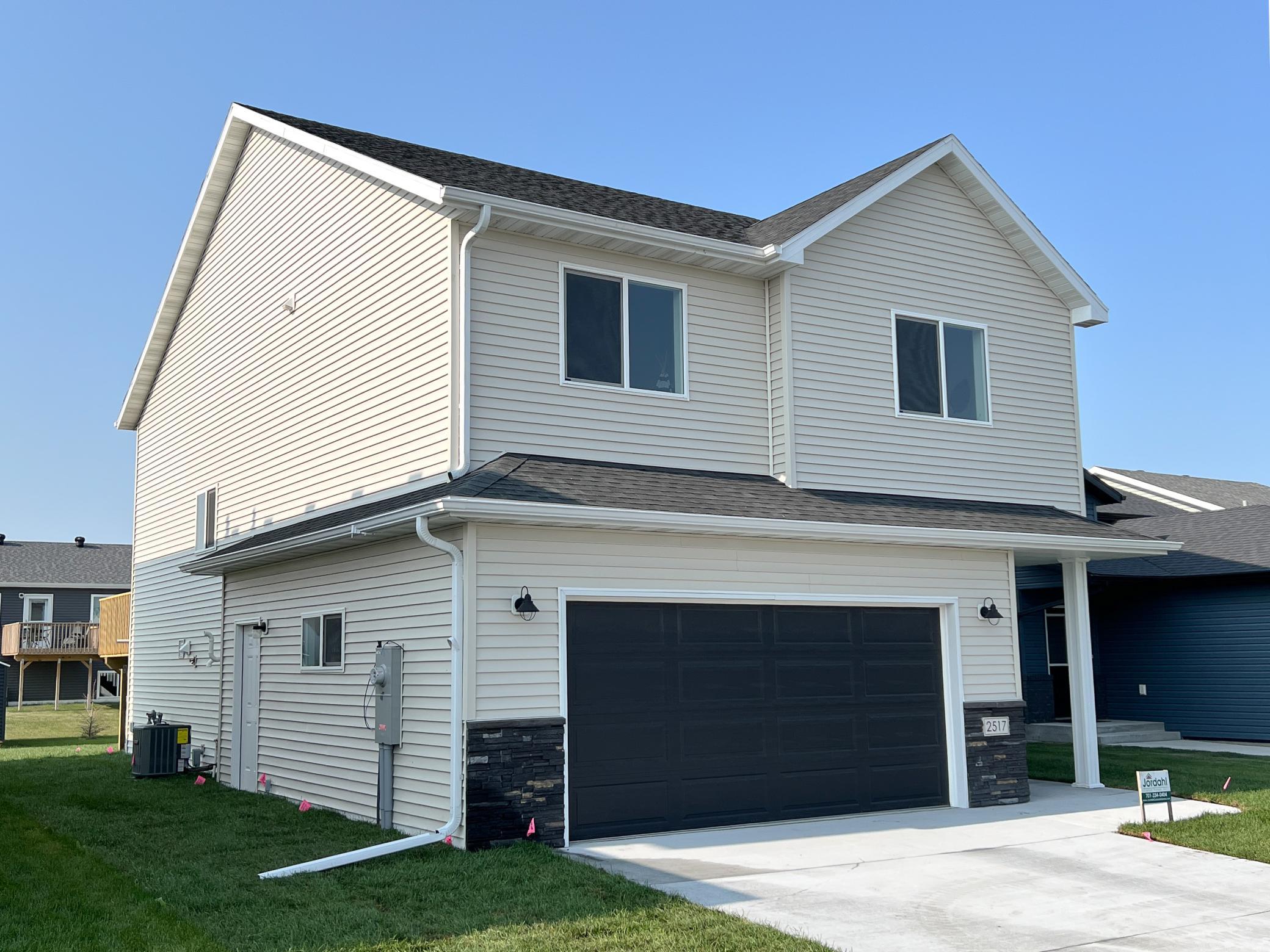 2026 single family home for sale at 2517 36th Avenue S in Moorhead, MN — 3 bed, 3 bath (photo 2 of 37)
