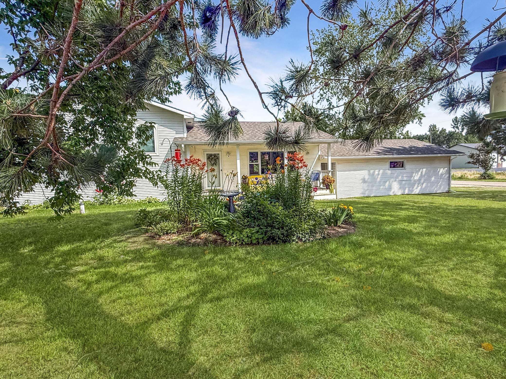 1982 single family home for sale at 1839 3rd Street SE in Bemidji, MN — 5 bed, 2 bath (photo 2 of 40)