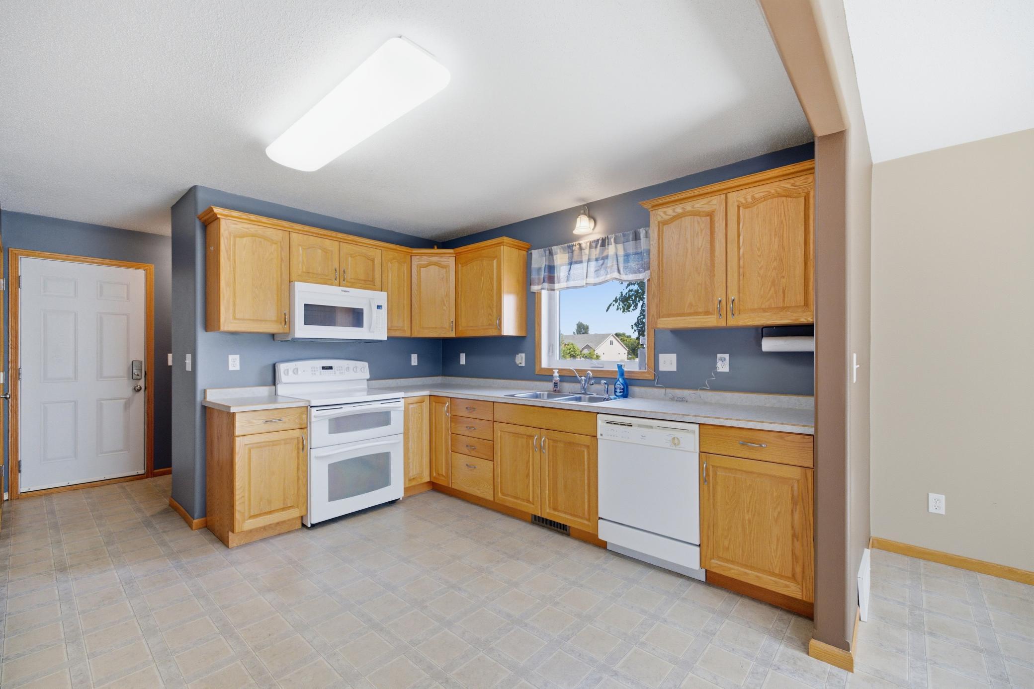 2003 single family home for sale at 507 19th Avenue W in West Fargo, ND — 3 bed, 3 bath (photo 16 of 68)