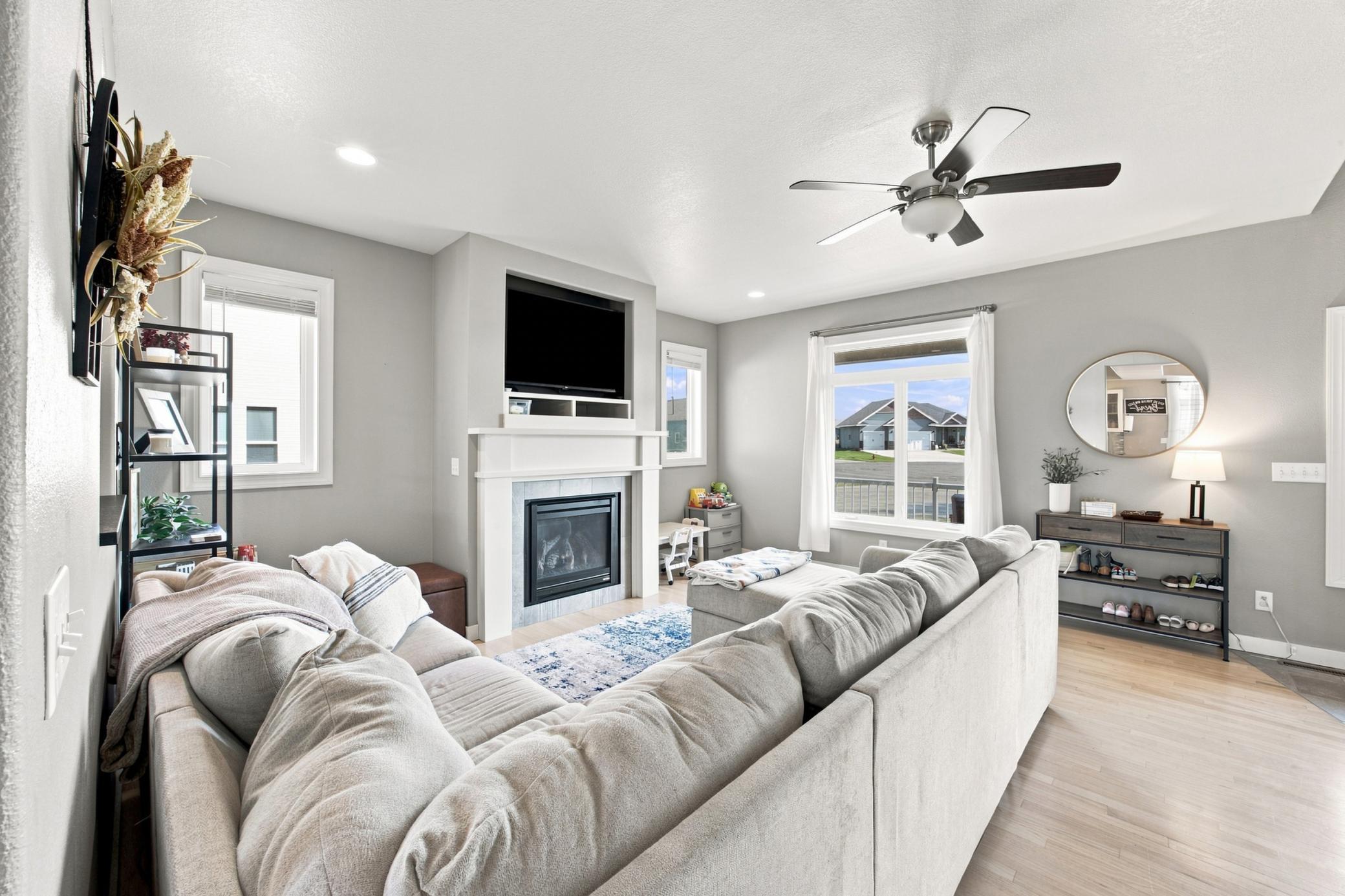 2008 twin home for sale at 823 Birdie Court in Mapleton, ND — 3 bed, 3 bath (photo 12 of 30)