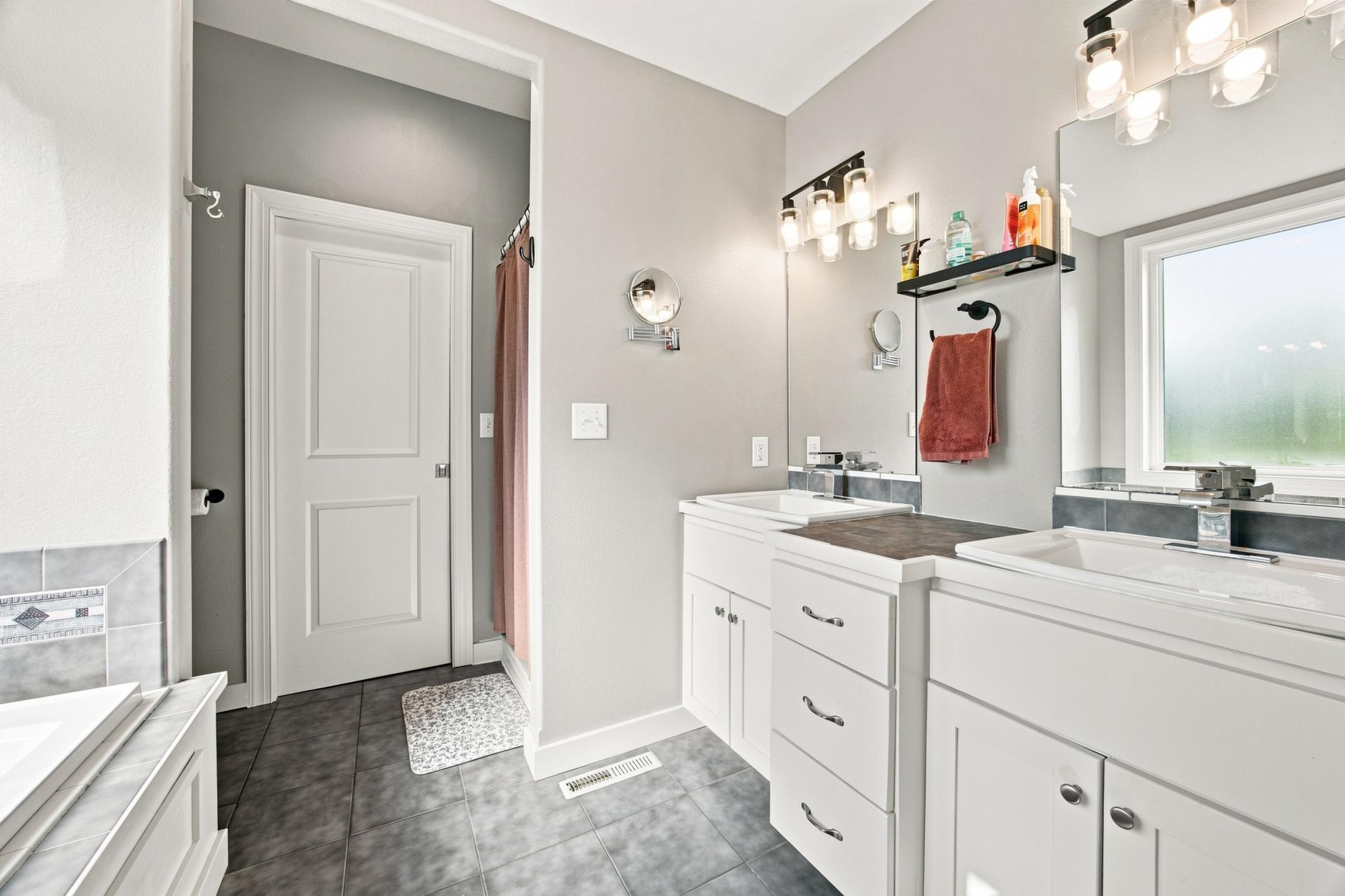 2008 twin home for sale at 823 Birdie Court in Mapleton, ND — 3 bed, 3 bath (photo 16 of 30)