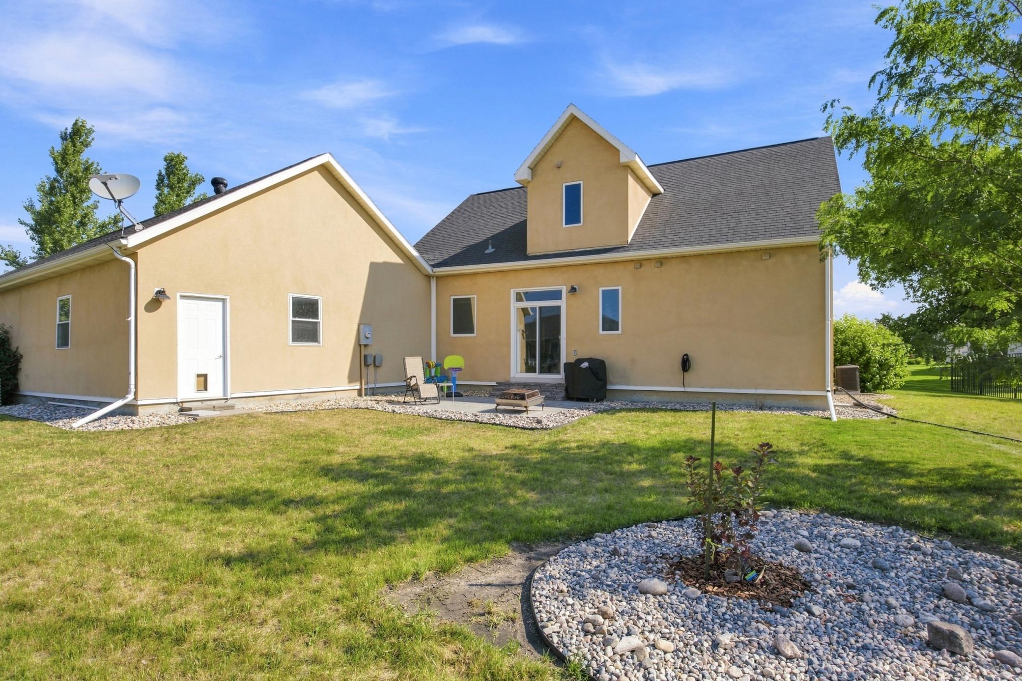 2008 twin home for sale at 823 Birdie Court in Mapleton, ND — 3 bed, 3 bath (photo 26 of 30)