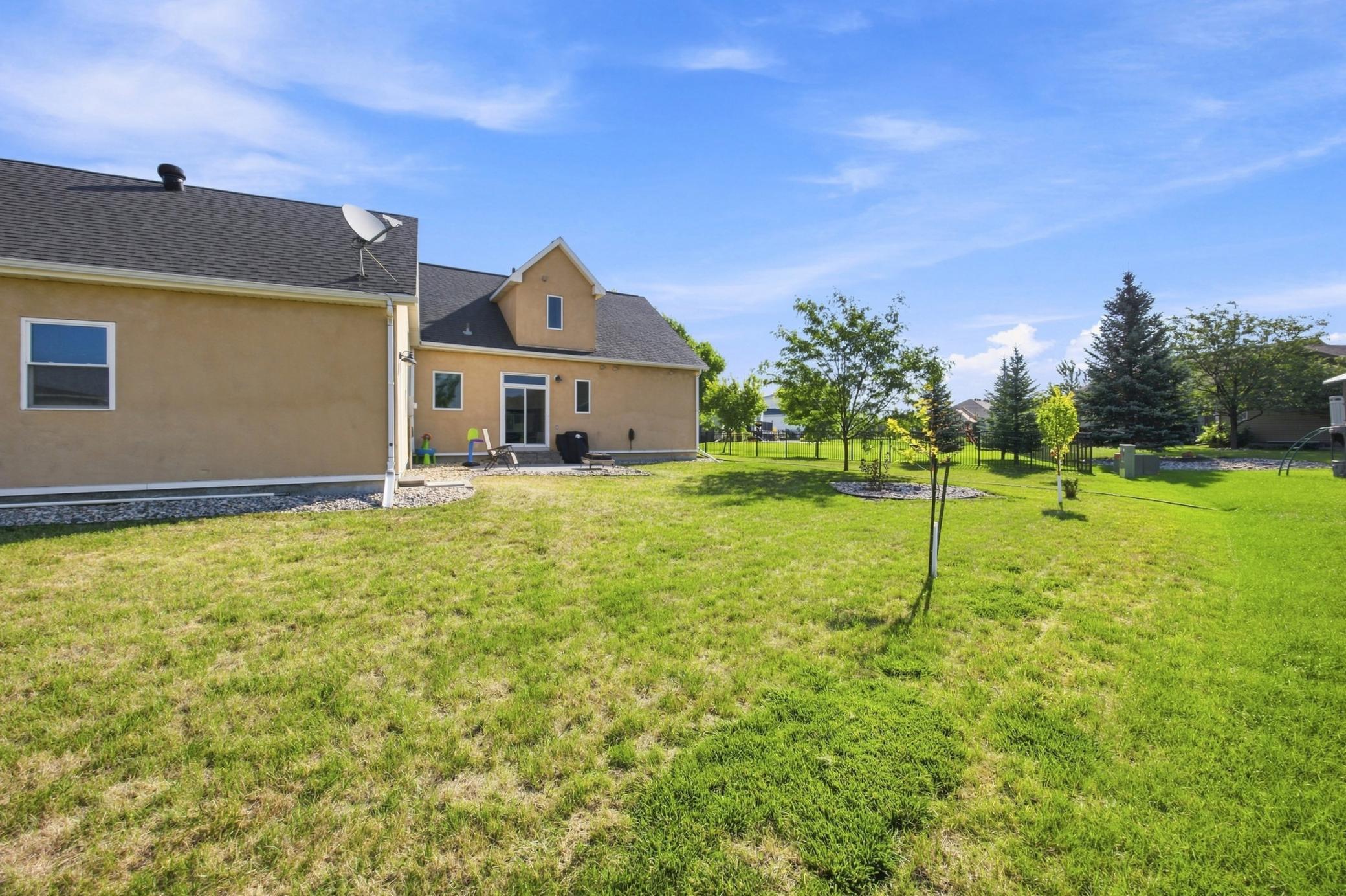 2008 twin home for sale at 823 Birdie Court in Mapleton, ND — 3 bed, 3 bath (photo 28 of 30)