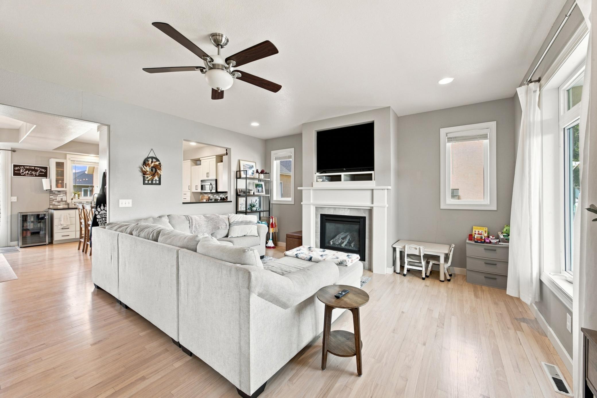 2008 twin home for sale at 823 Birdie Court in Mapleton, ND — 3 bed, 3 bath (photo 5 of 30)