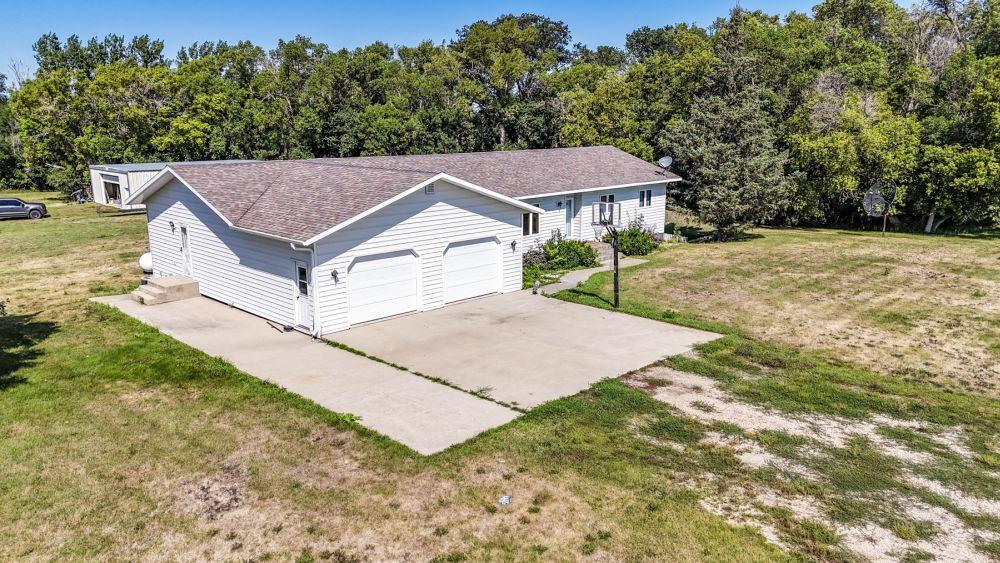 1986 single family home for sale at 3251 200th Street in Rothsay, MN — 4 bed, 2 bath (photo 5 of 49)