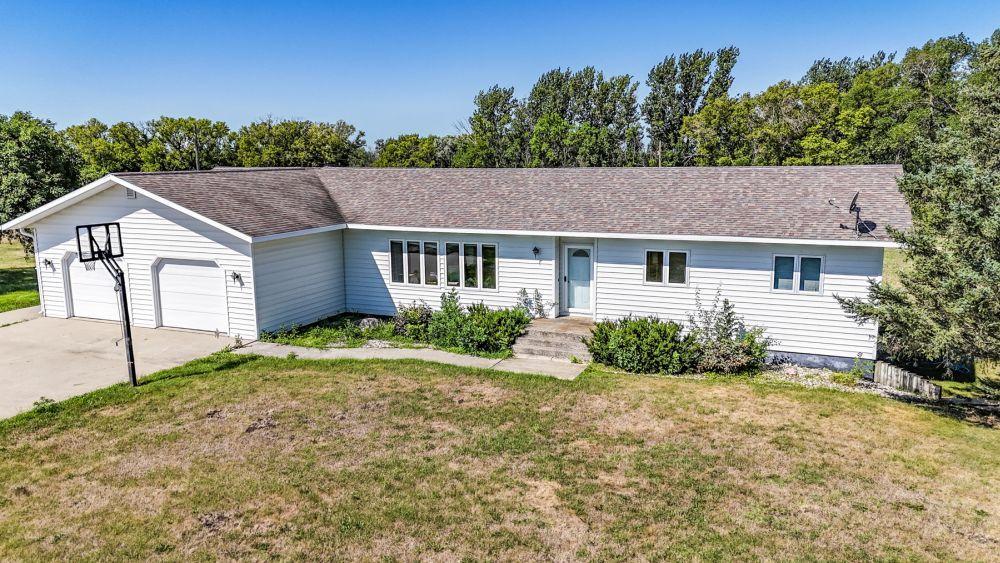 1986 single family home for sale at 3251 200th Street in Rothsay, MN — 4 bed, 2 bath (photo 6 of 49)