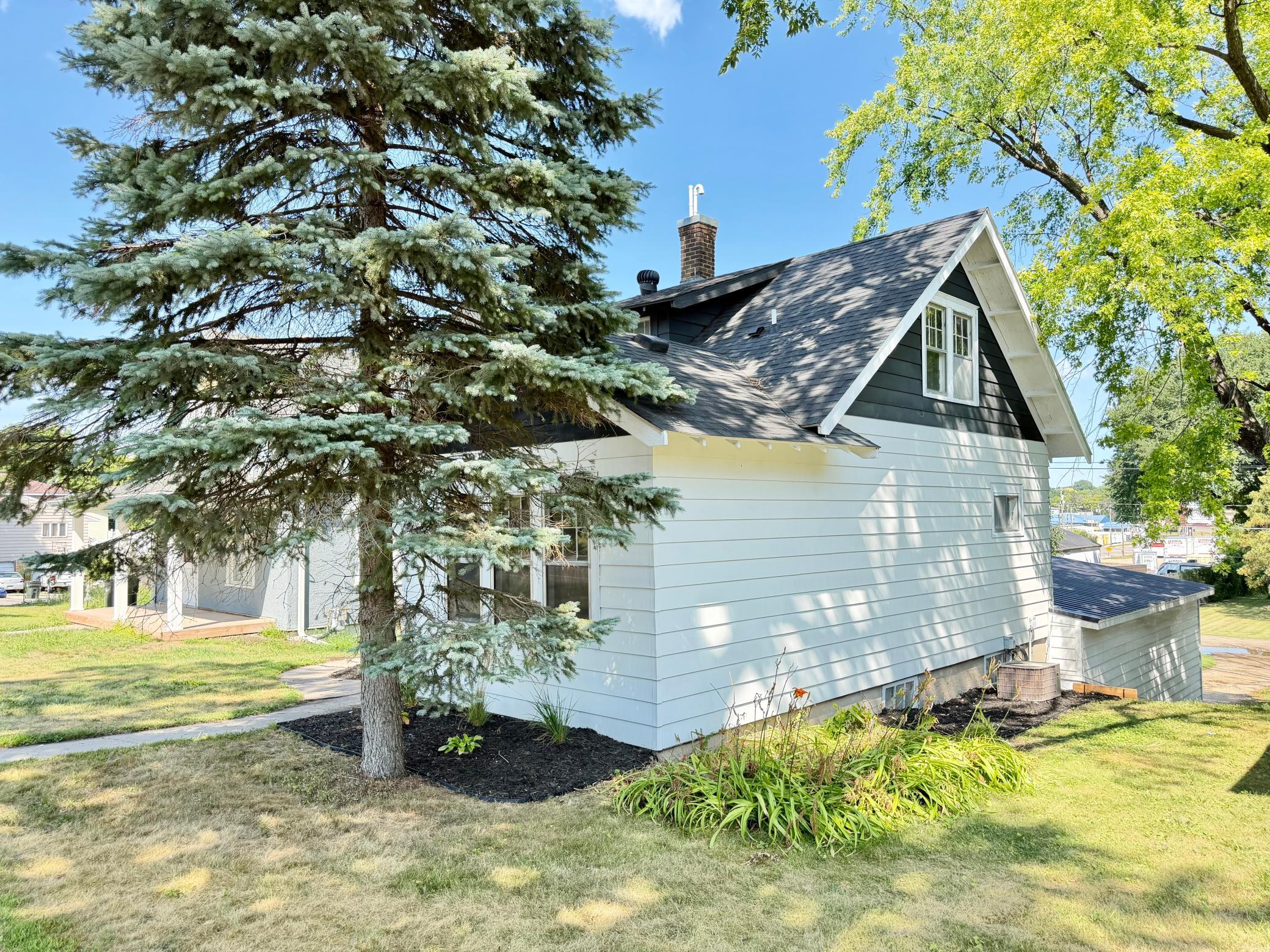 1920 single family home for sale at 509 E Vernon Avenue in Fergus Falls, MN — 3 bed, 2 bath (photo 2 of 30)