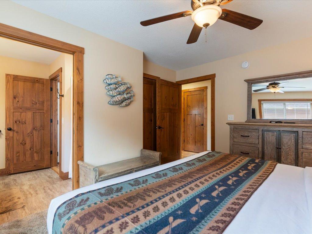 2017 twin home for sale at 6326 Wilderness Road, Unit 28 in Pequot Lakes, MN — 5 bed, 3 bath (photo 17 of 46)