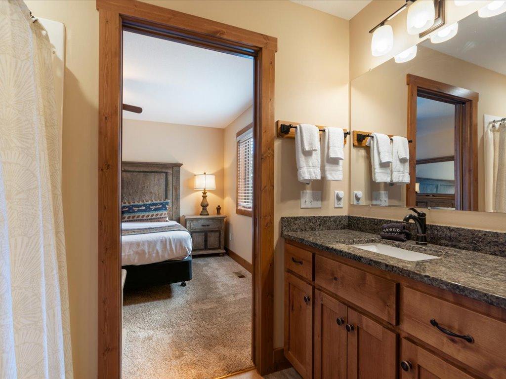 2017 twin home for sale at 6326 Wilderness Road, Unit 28 in Pequot Lakes, MN — 5 bed, 3 bath (photo 18 of 46)