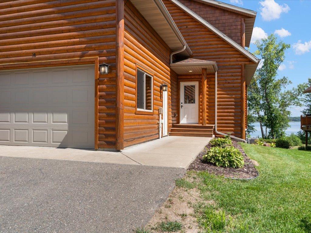 2017 twin home for sale at 6326 Wilderness Road, Unit 28 in Pequot Lakes, MN — 5 bed, 3 bath (photo 26 of 46)