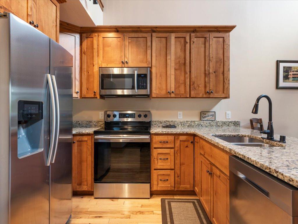 2017 twin home for sale at 6326 Wilderness Road, Unit 28 in Pequot Lakes, MN — 5 bed, 3 bath (photo 4 of 46)
