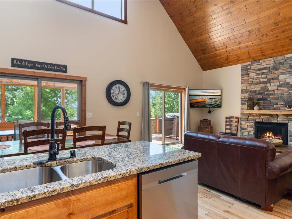 2017 twin home for sale at 6326 Wilderness Road, Unit 28 in Pequot Lakes, MN — 5 bed, 3 bath (photo 5 of 46)
