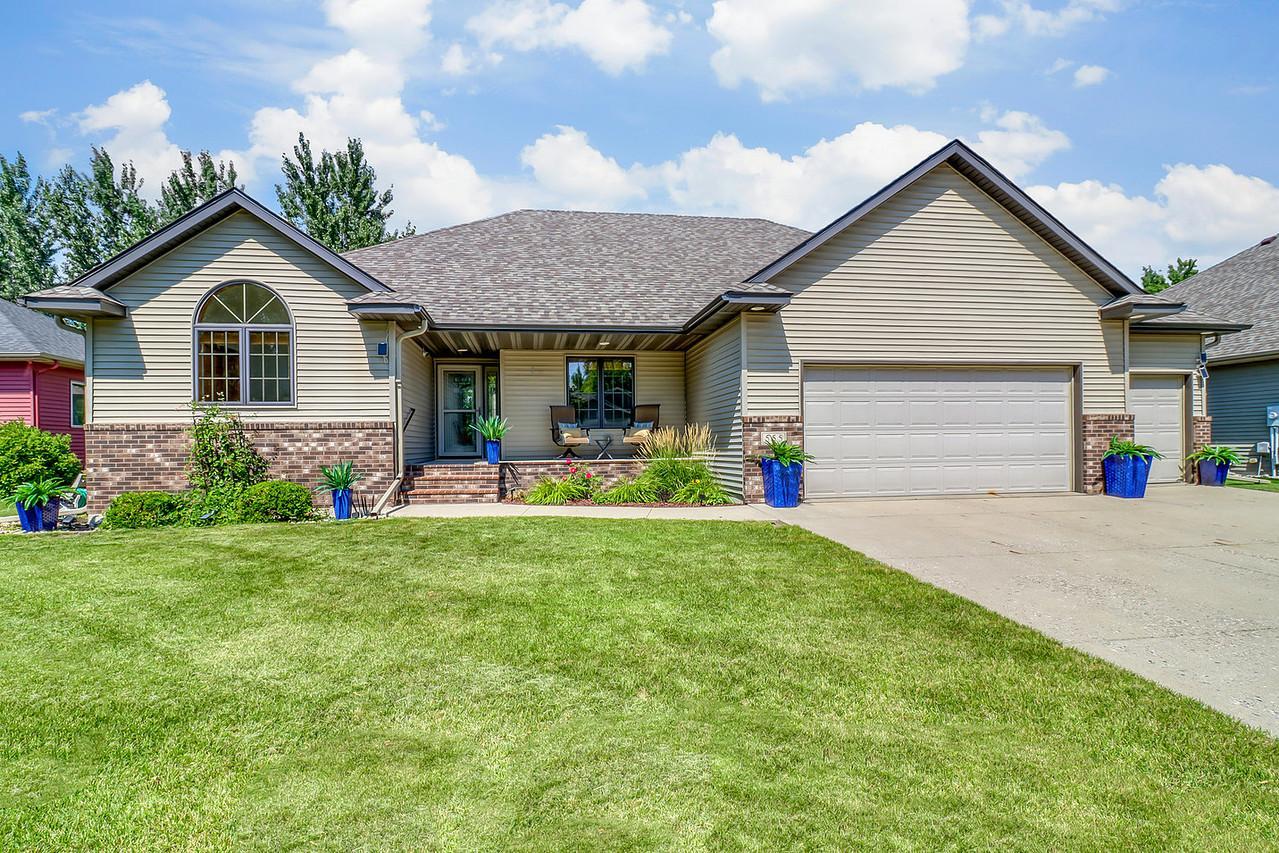 2007 single family home for sale at 555 Queens Court in Moorhead, MN — 5 bed, 3 bath (photo 2 of 68)