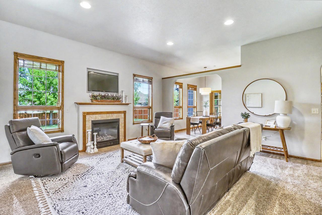 2007 single family home for sale at 555 Queens Court in Moorhead, MN — 5 bed, 3 bath (photo 12 of 68)