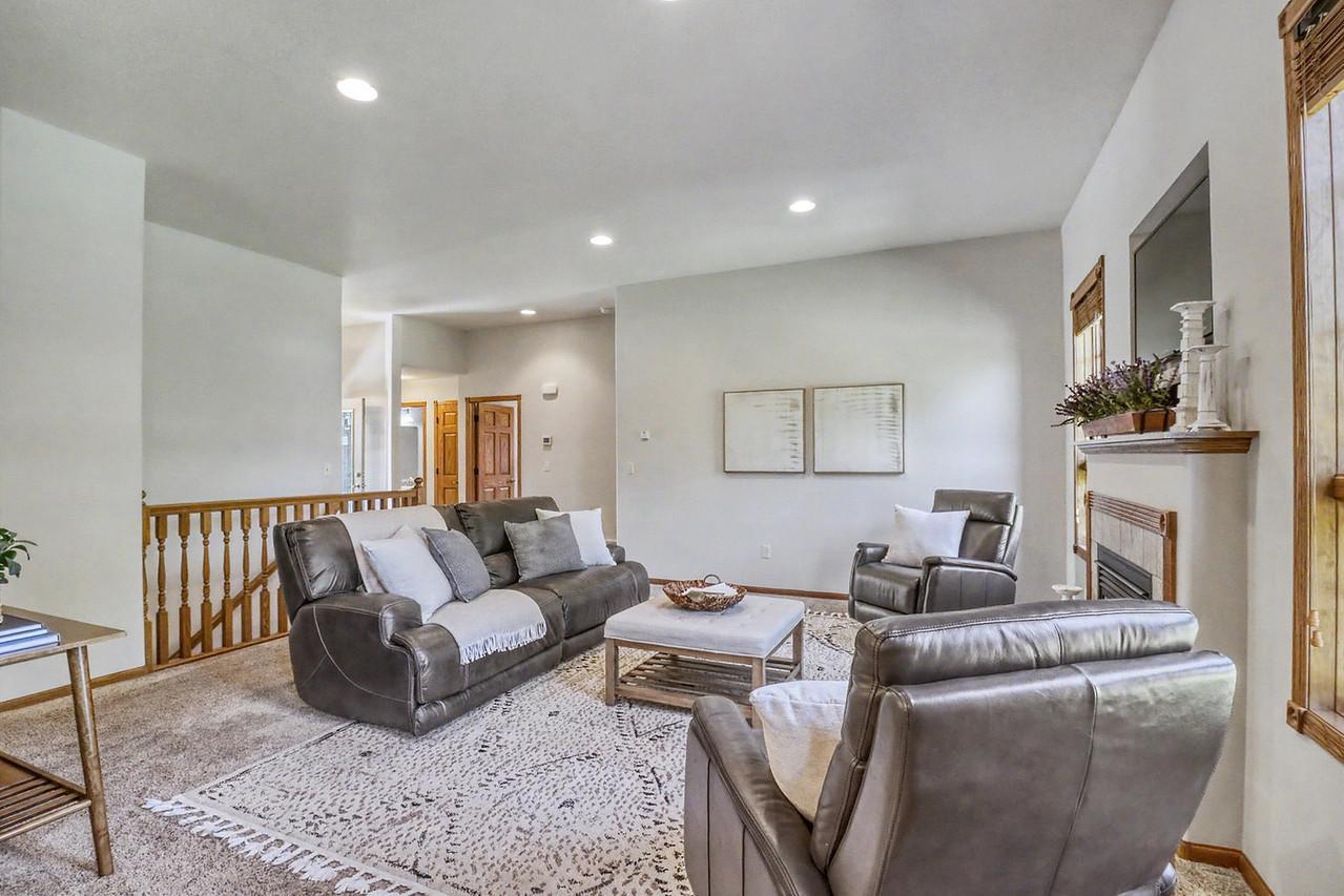2007 single family home for sale at 555 Queens Court in Moorhead, MN — 5 bed, 3 bath (photo 13 of 68)