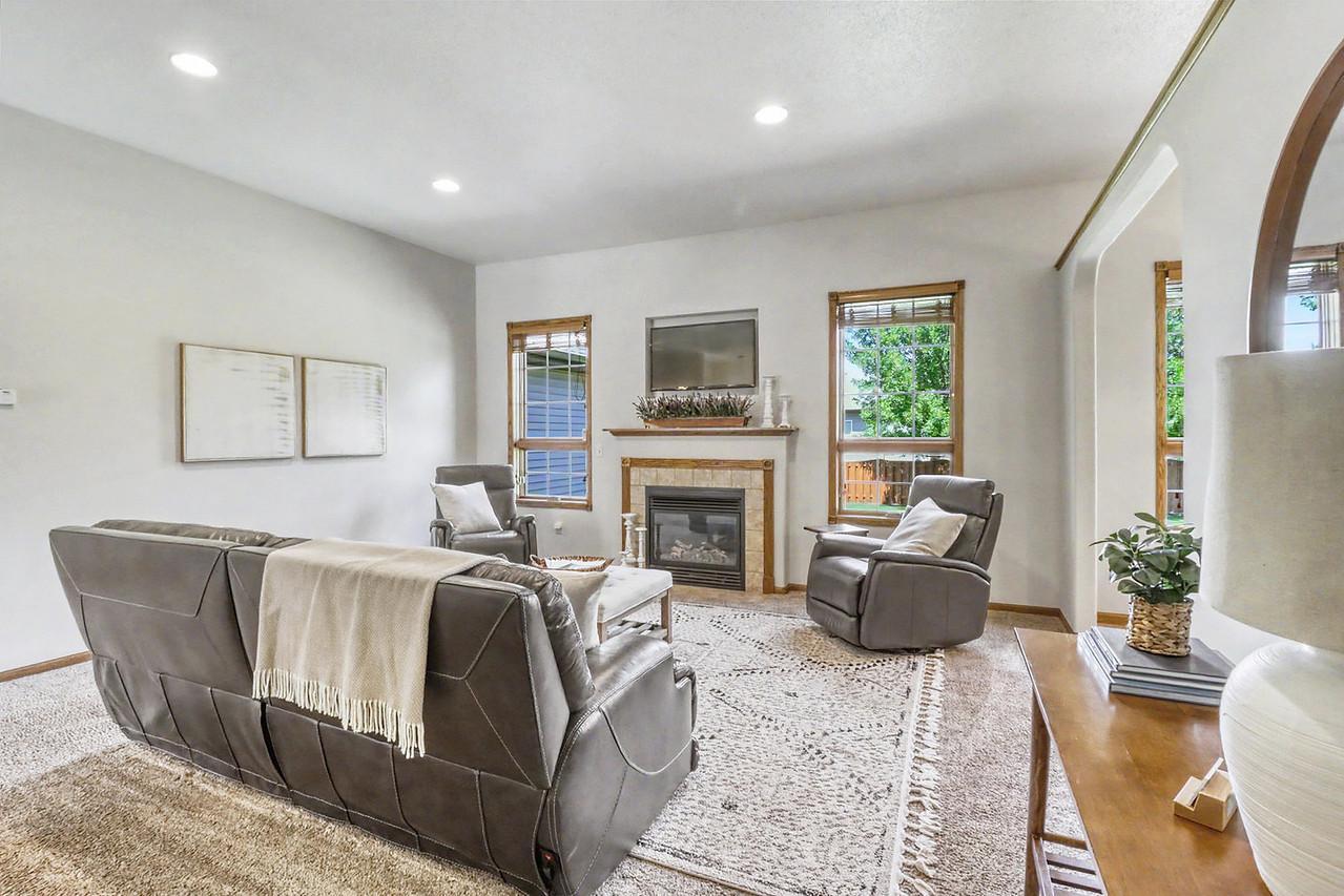 2007 single family home for sale at 555 Queens Court in Moorhead, MN — 5 bed, 3 bath (photo 16 of 68)