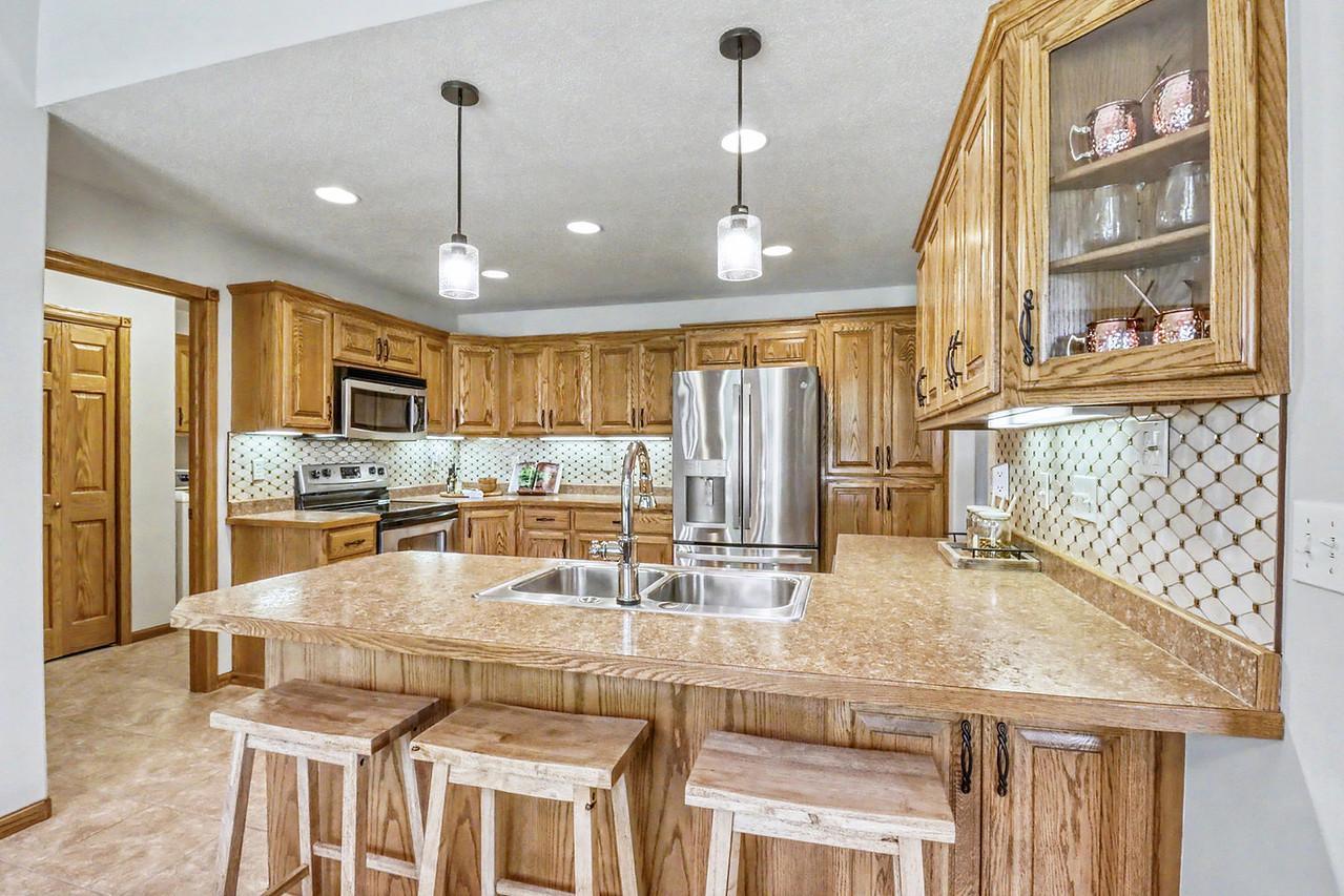 2007 single family home for sale at 555 Queens Court in Moorhead, MN — 5 bed, 3 bath (photo 17 of 68)