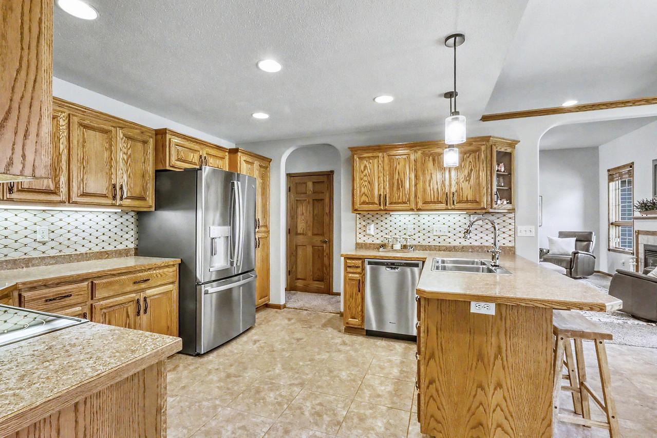 2007 single family home for sale at 555 Queens Court in Moorhead, MN — 5 bed, 3 bath (photo 18 of 68)