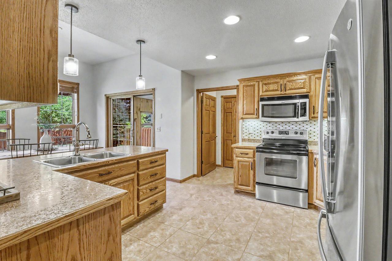 2007 single family home for sale at 555 Queens Court in Moorhead, MN — 5 bed, 3 bath (photo 19 of 68)