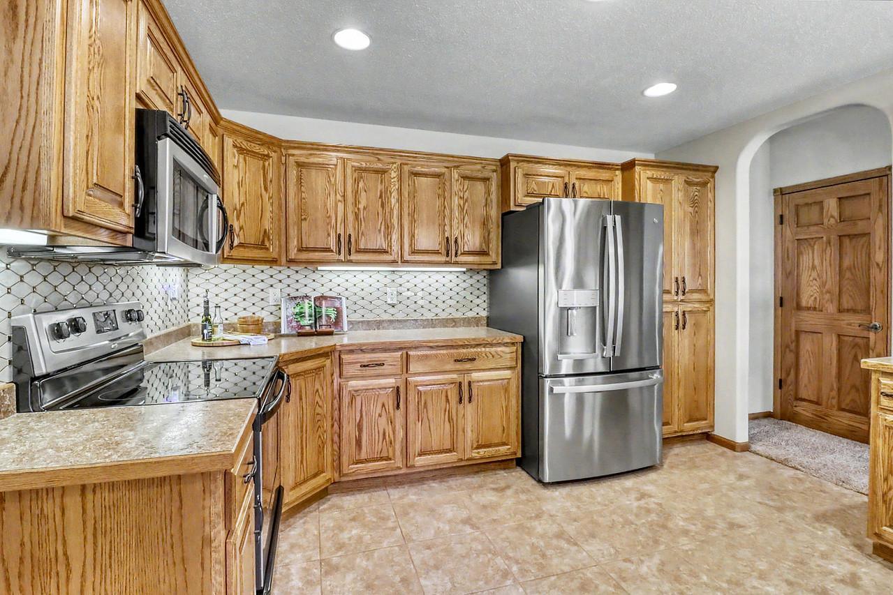 2007 single family home for sale at 555 Queens Court in Moorhead, MN — 5 bed, 3 bath (photo 20 of 68)