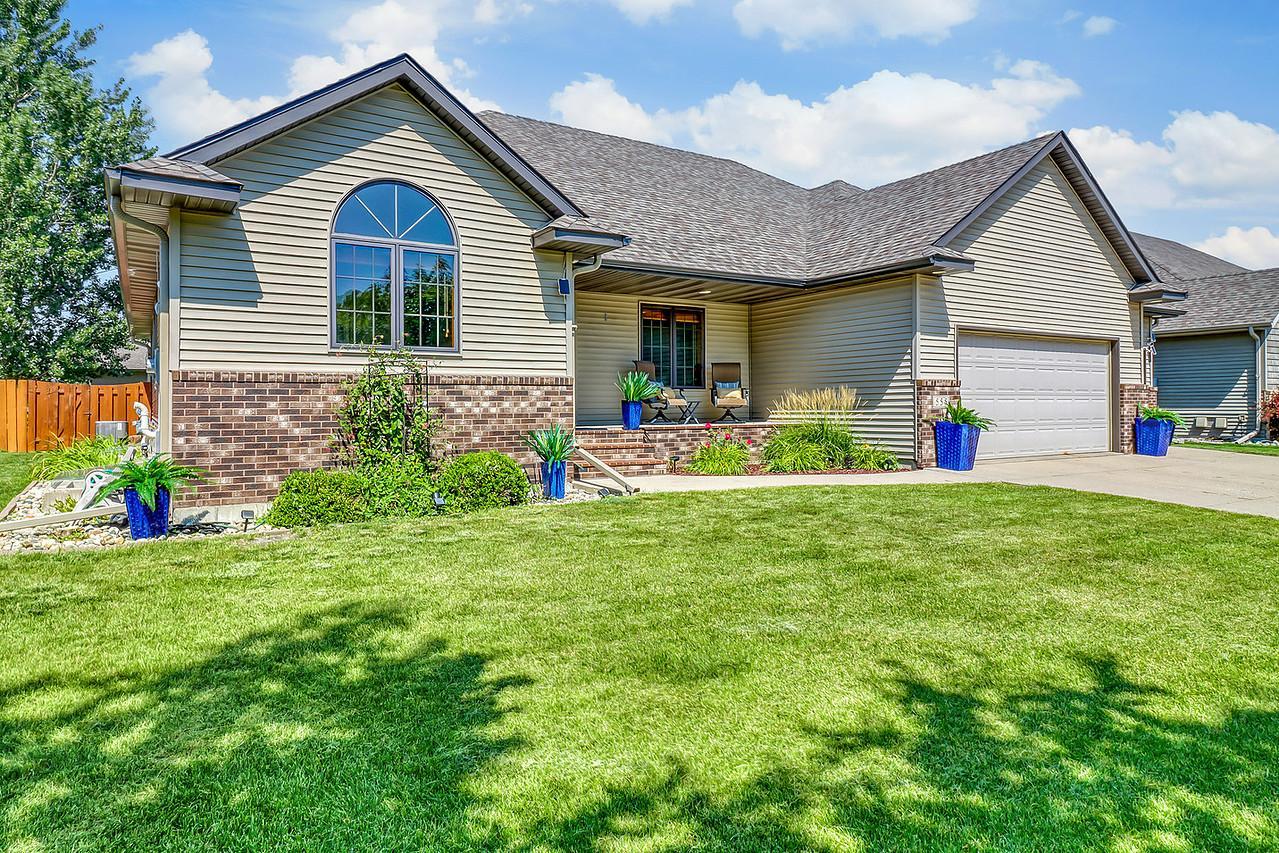 2007 single family home for sale at 555 Queens Court in Moorhead, MN — 5 bed, 3 bath (photo 3 of 68)