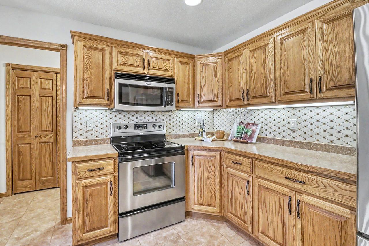 2007 single family home for sale at 555 Queens Court in Moorhead, MN — 5 bed, 3 bath (photo 21 of 68)